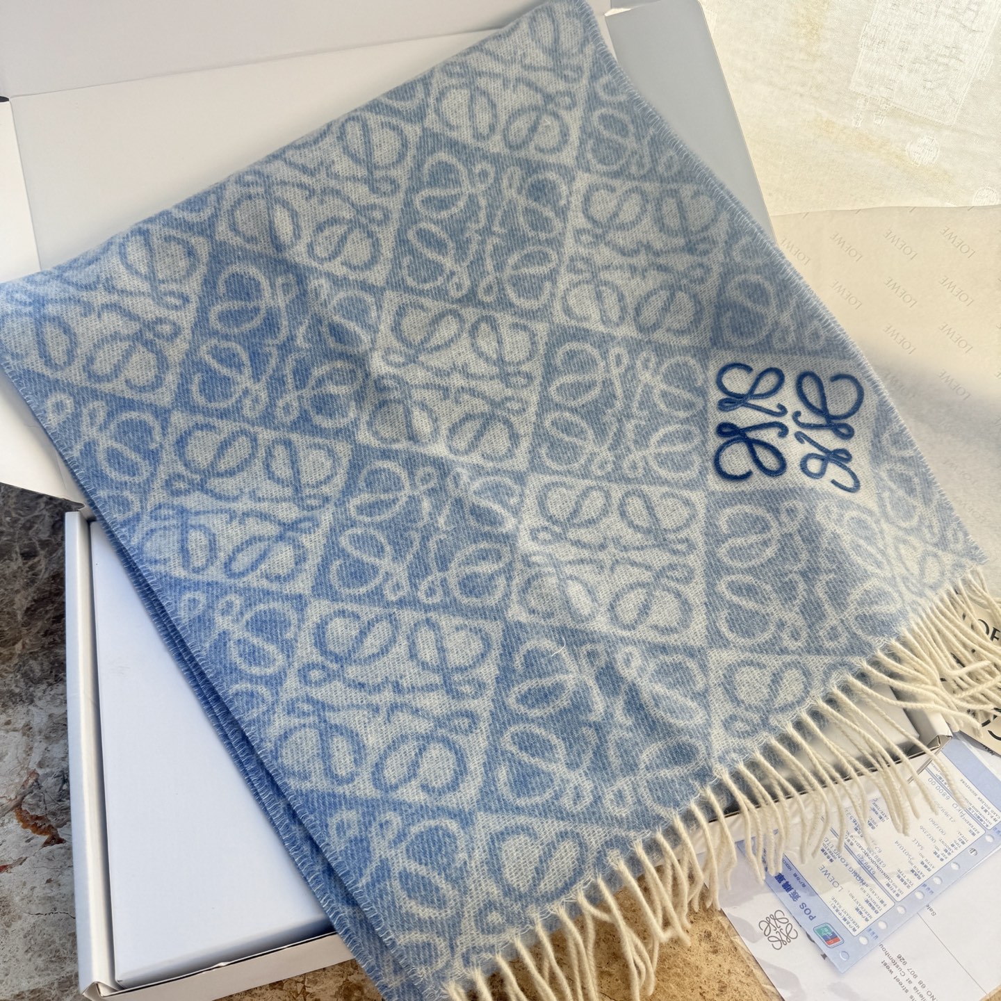 🆕高版植绒版本 · LOEWE罗意威新款最火围巾，双面羊毛和羊绒围巾，角落饰有 Anagram 簇绒刺绣