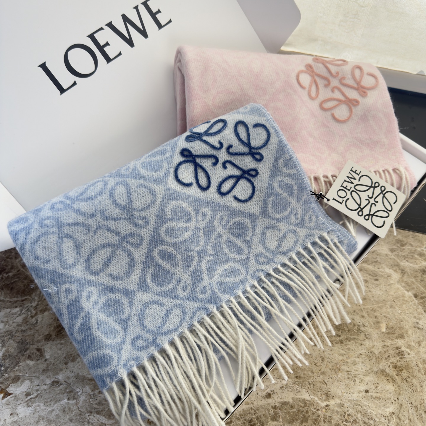 🆕高版植绒版本 · LOEWE罗意威新款最火围巾，双面羊毛和羊绒围巾，角落饰有 Anagram 簇绒刺绣