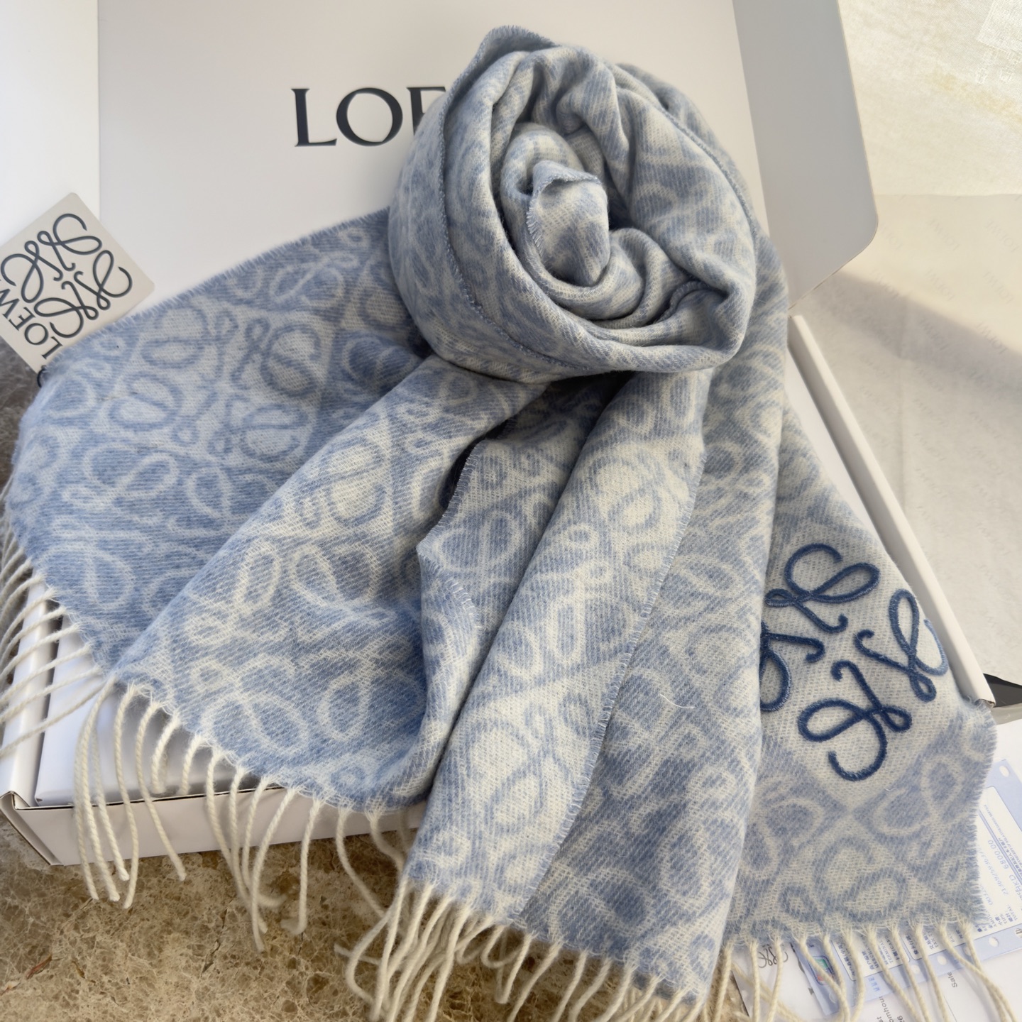 🆕高版植绒版本 · LOEWE罗意威新款最火围巾，双面羊毛和羊绒围巾，角落饰有 Anagram 簇绒刺绣