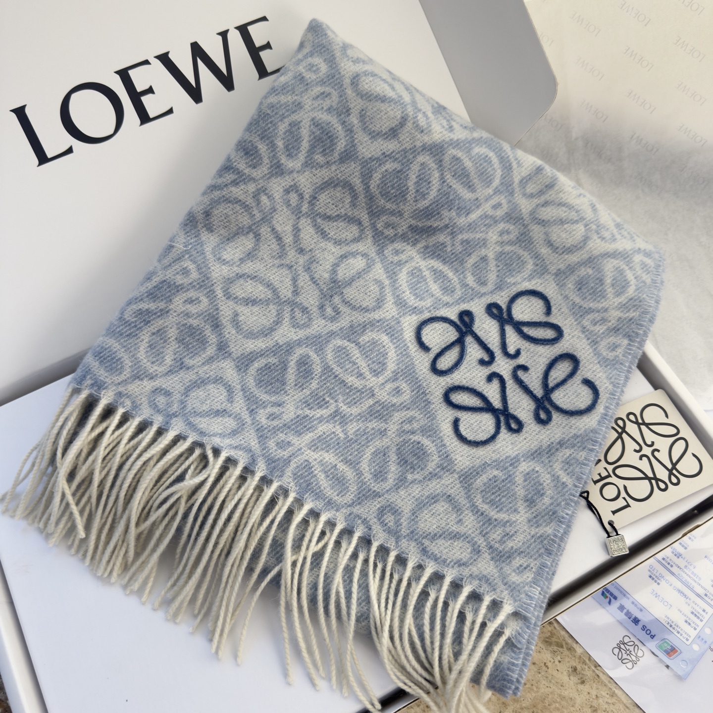 🆕高版植绒版本 · LOEWE罗意威新款最火围巾，双面羊毛和羊绒围巾，角落饰有 Anagram 簇绒刺绣