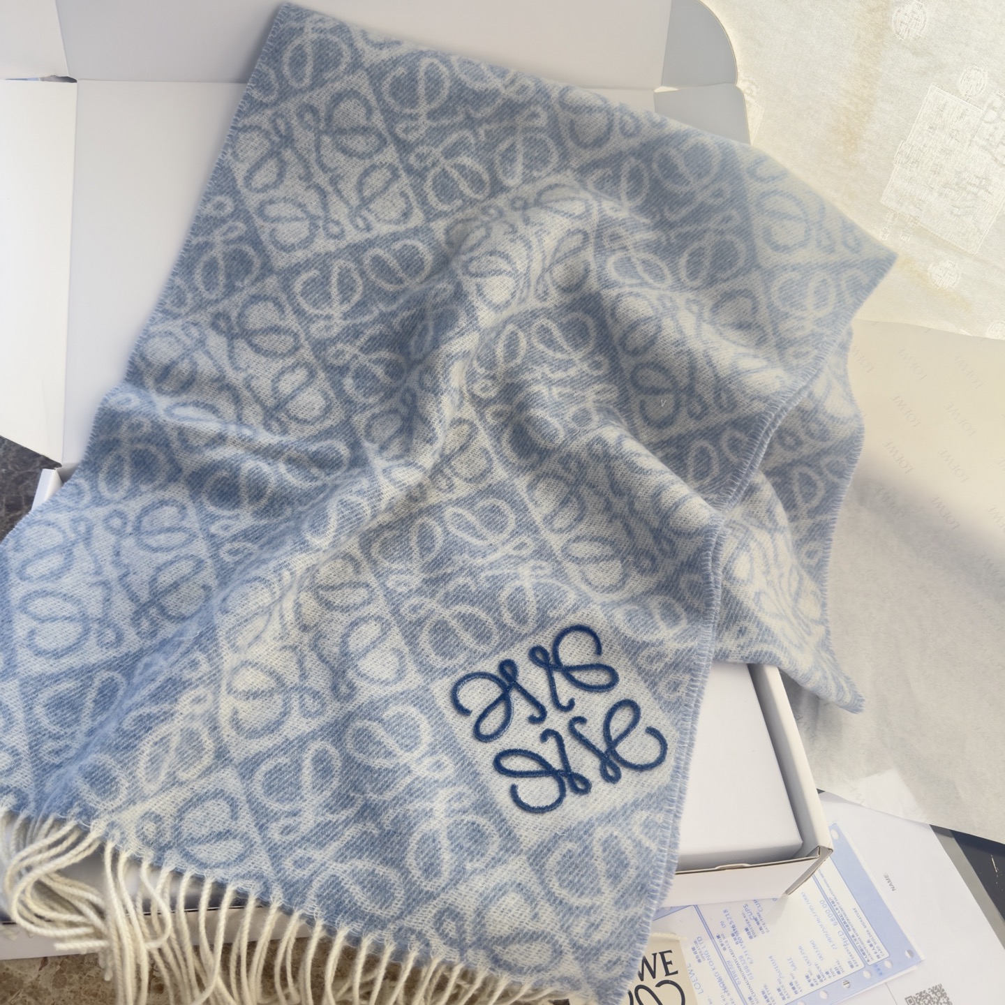 🆕高版植绒版本 · LOEWE罗意威新款最火围巾，双面羊毛和羊绒围巾，角落饰有 Anagram 簇绒刺绣