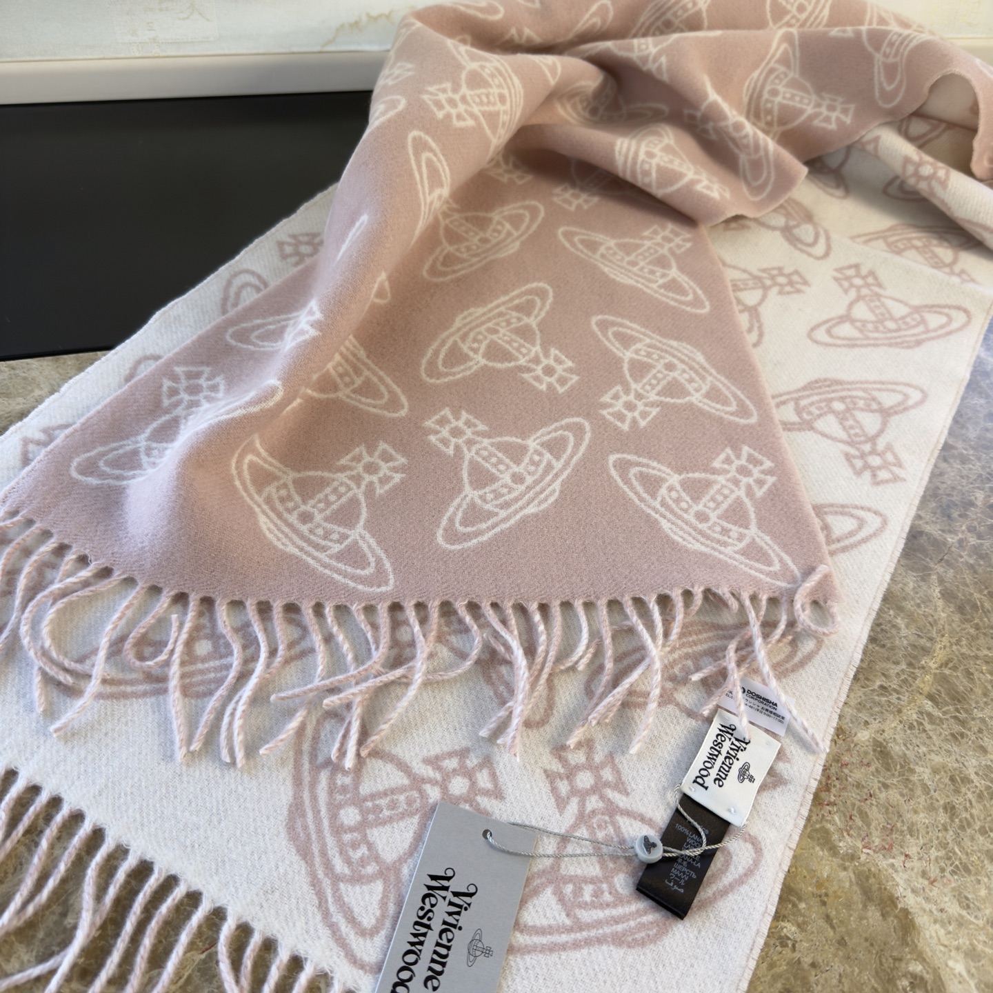 🆕𝐕𝐢𝐯𝐢𝐞𝐧𝐧𝐞 𝐖𝐞𝐬𝐭𝐰𝐨𝐨𝐝🪐✨大土星新款围巾 vivienne westwood西太后土星 英