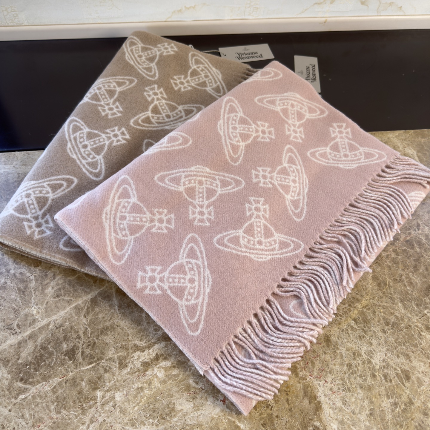 🆕𝐕𝐢𝐯𝐢𝐞𝐧𝐧𝐞 𝐖𝐞𝐬𝐭𝐰𝐨𝐨𝐝🪐✨大土星新款围巾 vivienne westwood西太后土星 英