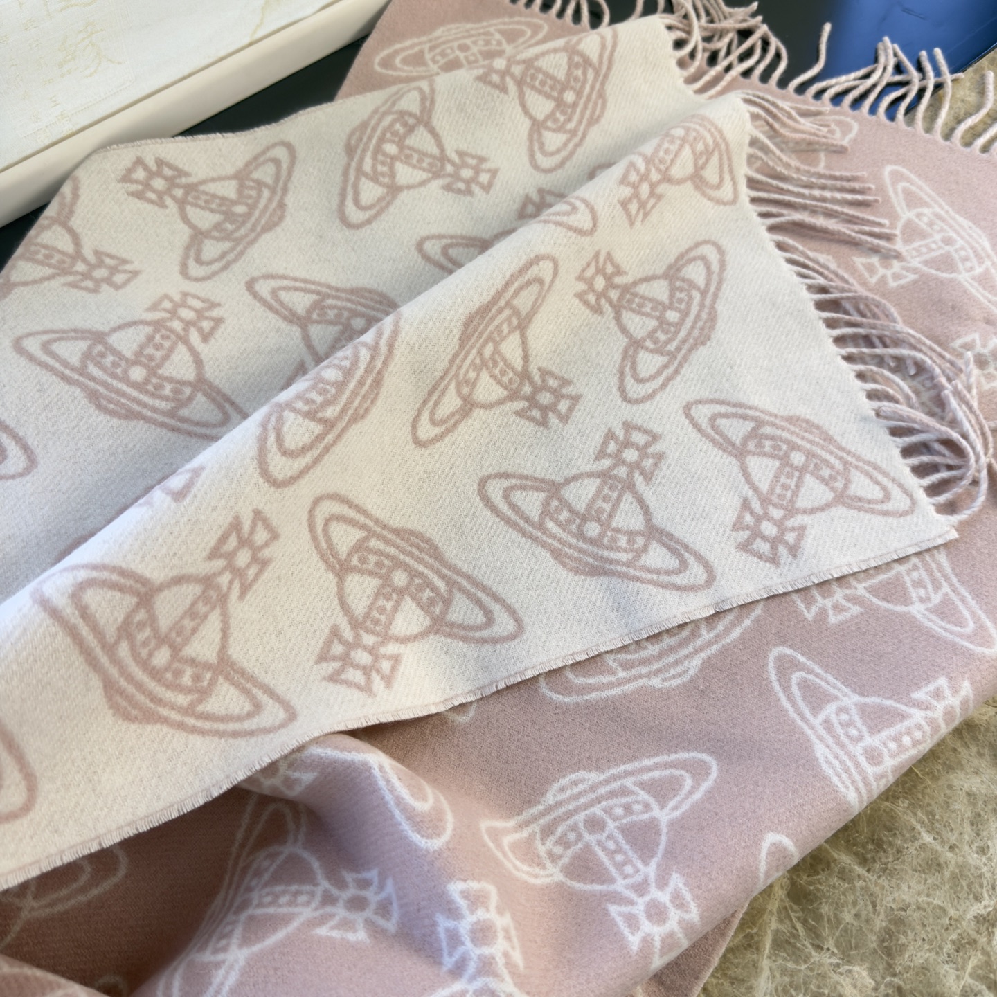 🆕𝐕𝐢𝐯𝐢𝐞𝐧𝐧𝐞 𝐖𝐞𝐬𝐭𝐰𝐨𝐨𝐝🪐✨大土星新款围巾 vivienne westwood西太后土星 英