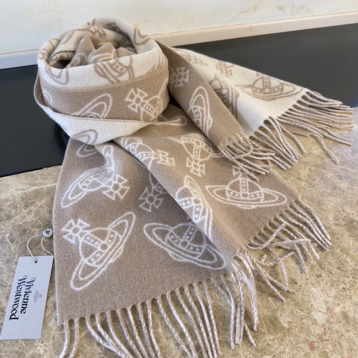 🆕𝐕𝐢𝐯𝐢𝐞𝐧𝐧𝐞 𝐖𝐞𝐬𝐭𝐰𝐨𝐨𝐝🪐✨大土星新款围巾 vivienne westwood西太后土星 英