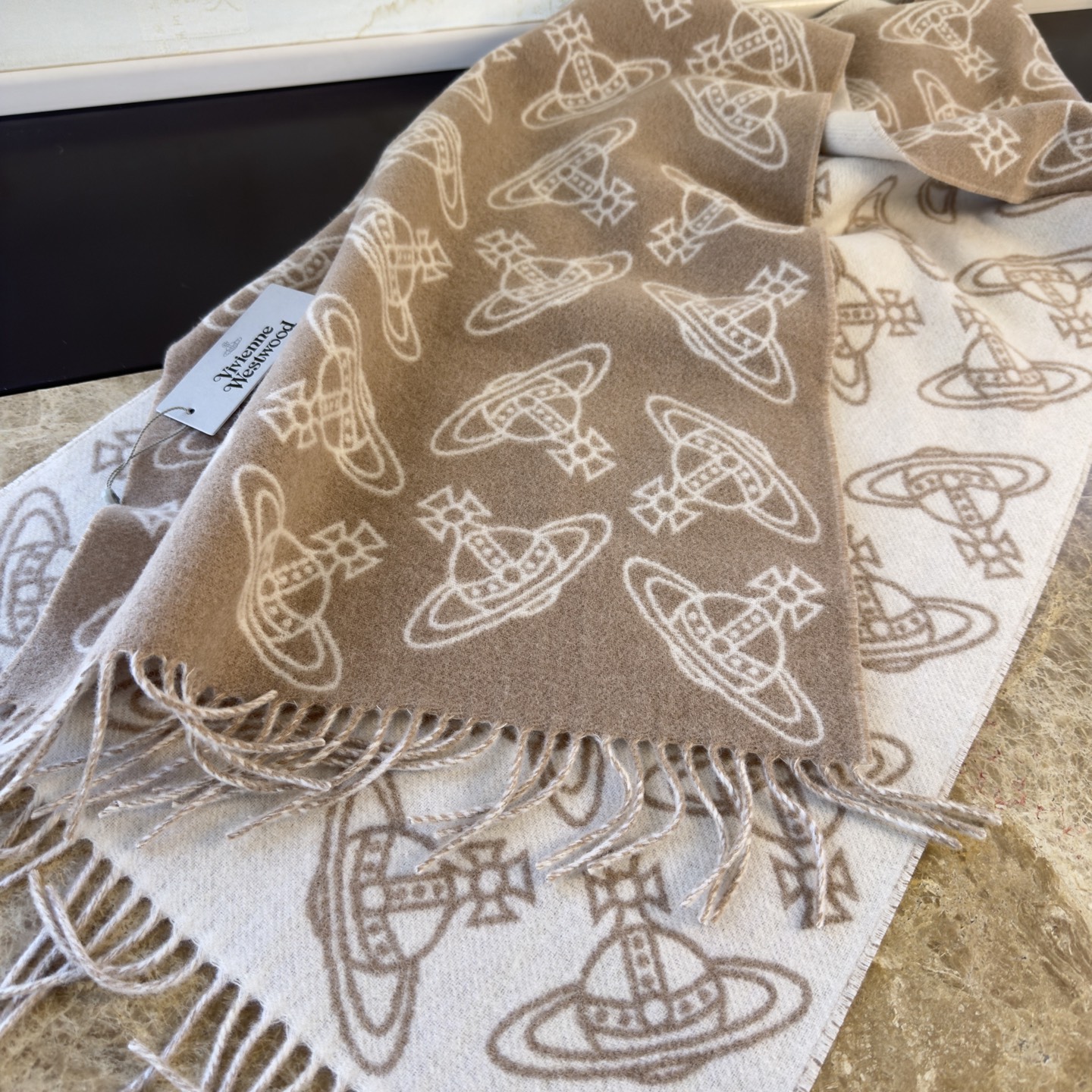 🆕𝐕𝐢𝐯𝐢𝐞𝐧𝐧𝐞 𝐖𝐞𝐬𝐭𝐰𝐨𝐨𝐝🪐✨大土星新款围巾 vivienne westwood西太后土星 英