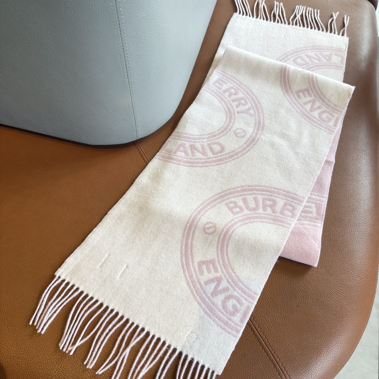 🆕𝐁𝐔𝐑𝐁𝐄𝐑𝐑𝐘 •【新徽章】Size：168x30cm 100%山羊绒 AB双面配色，强调永不过时的