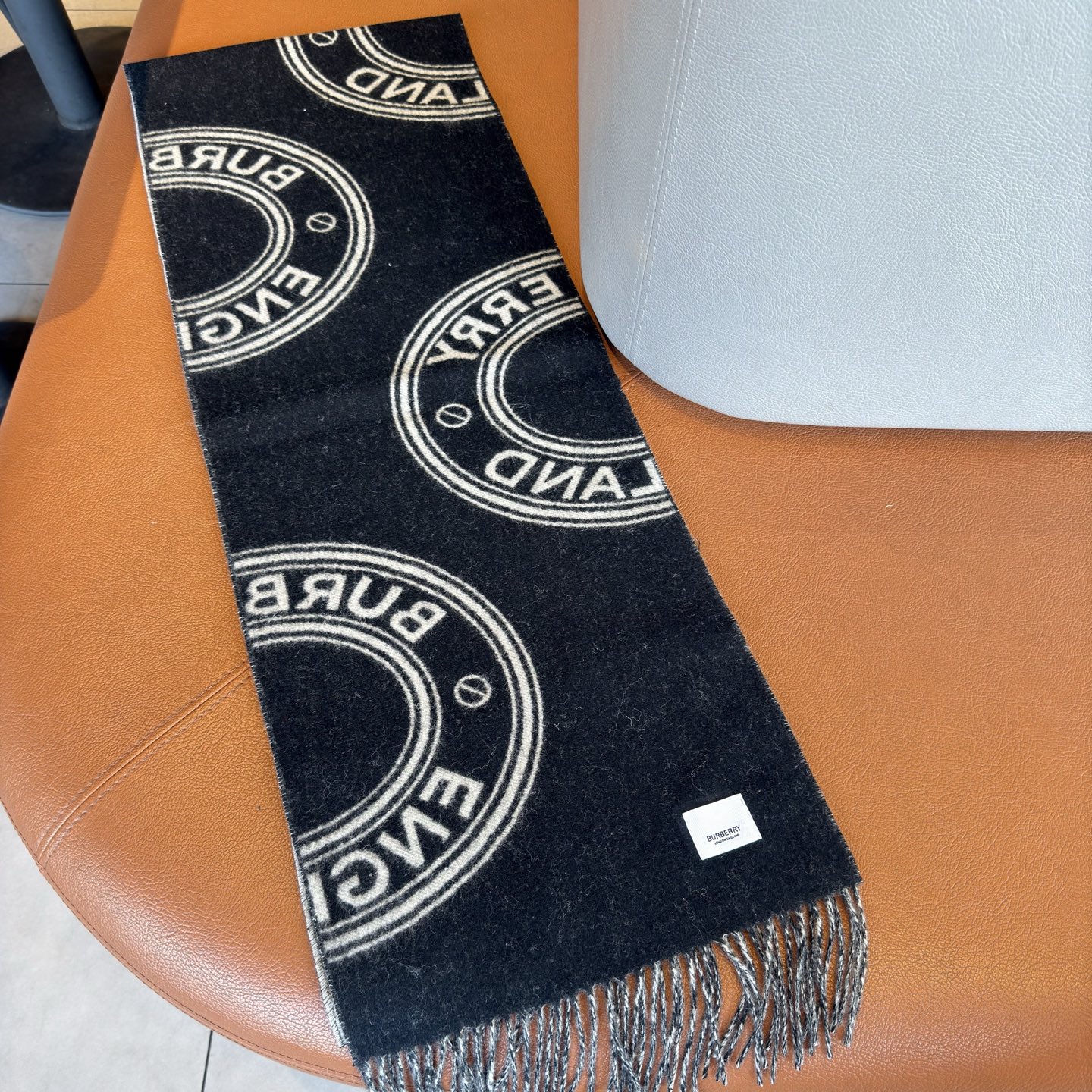 🆕𝐁𝐔𝐑𝐁𝐄𝐑𝐑𝐘 •【新徽章】Size：168x30cm 100%山羊绒 AB双面配色，强调永不过时的