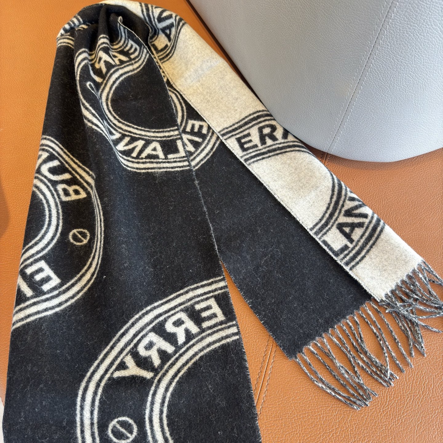 🆕𝐁𝐔𝐑𝐁𝐄𝐑𝐑𝐘 •【新徽章】Size：168x30cm 100%山羊绒 AB双面配色，强调永不过时的