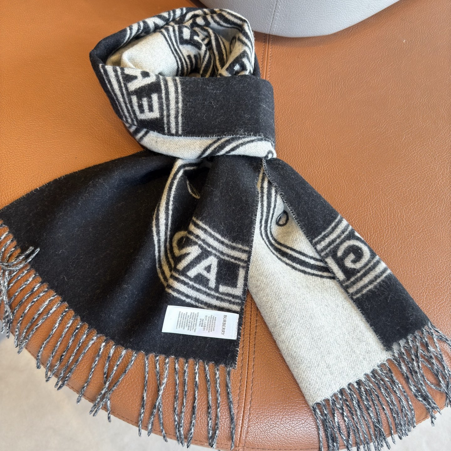 🆕𝐁𝐔𝐑𝐁𝐄𝐑𝐑𝐘 •【新徽章】Size：168x30cm 100%山羊绒 AB双面配色，强调永不过时的