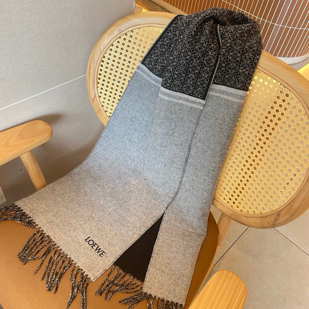 🆕LOEWE双面围巾，中克重双面羊毛和羊绒混纺围巾。全覆盖提花 Anagram流苏边缘角落饰有 LOEW