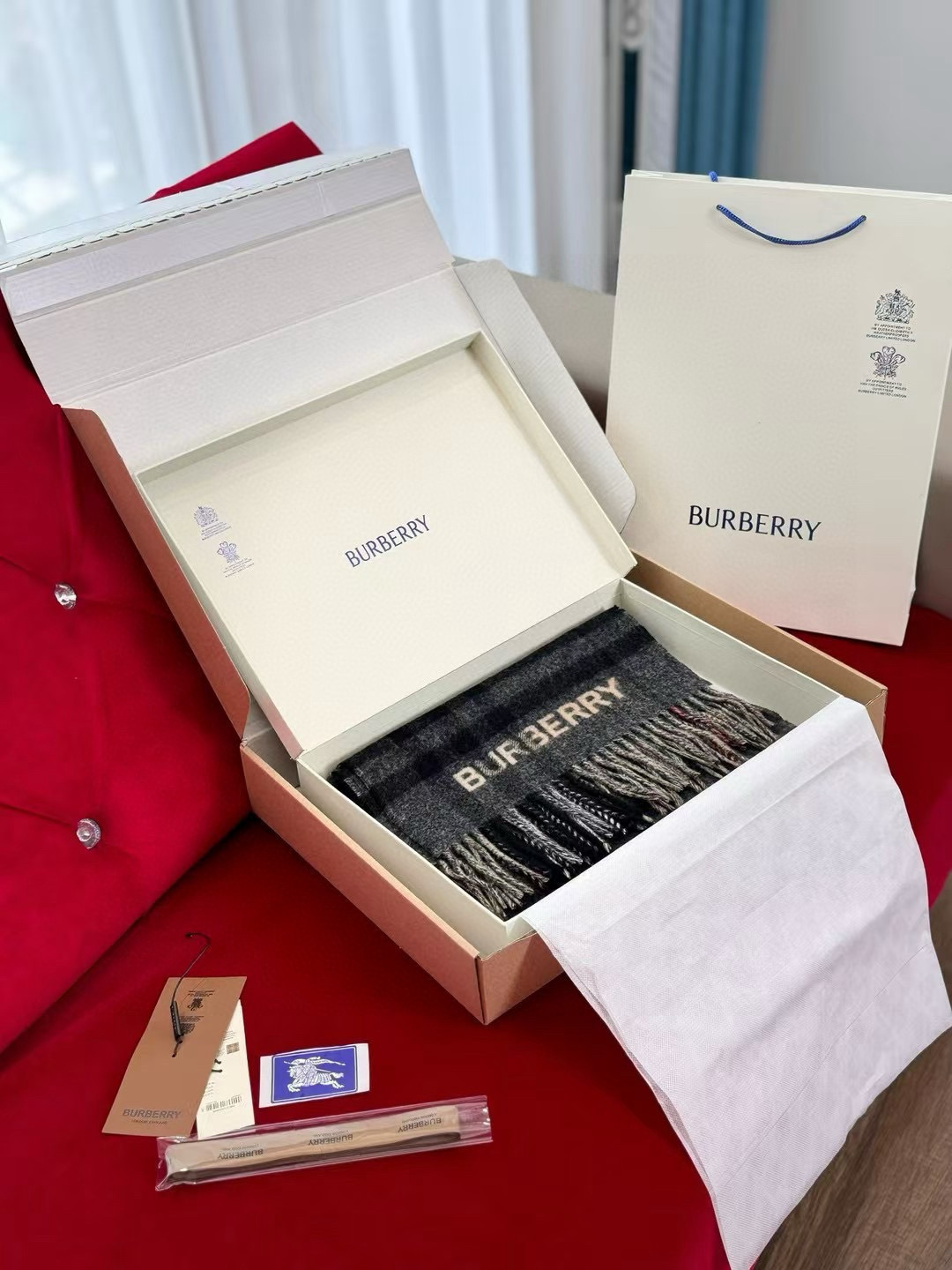 🆕𝐁𝐔𝐑𝐁𝐄𝐑𝐑𝐘对比感格纹想要温暖冬季的必备百搭单品，今年冬天保证 出镜率No. 1⃣️B家羊绒拼色围