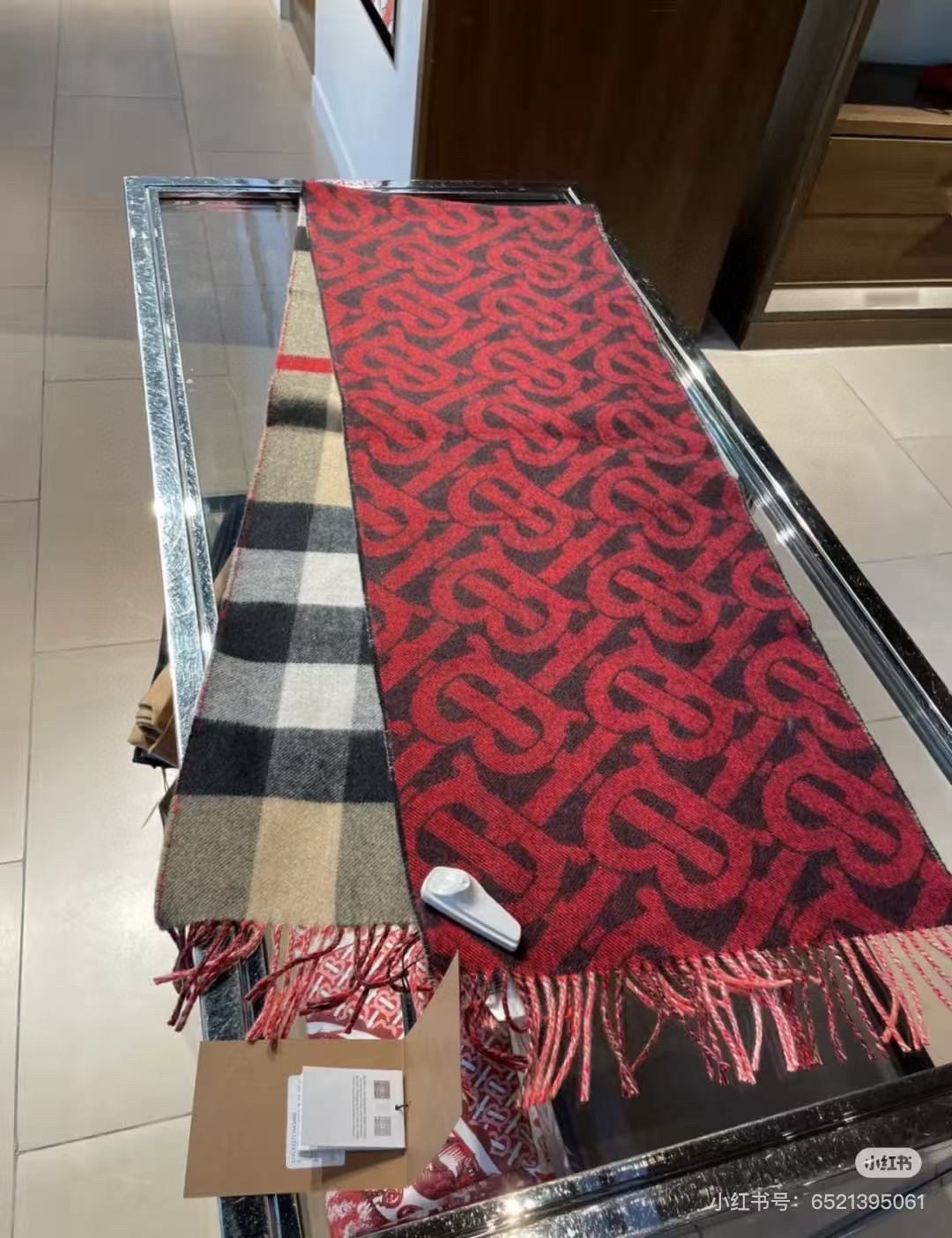 P165 🆕❗️高版合股纱 &middot; 法国的外贸订单 ❗️Bur经典款TB典藏款系列❗️提花精纺羊绒围巾，产自苏格兰工坊，装饰格纹拼品牌专属标识图案。面料在苏格兰高地清泉水中浸泡涤荡，再采用起绒草拉绒工艺，悉心打造出柔软触感❗️
200 x 36cm
100%羔绒
长方形
两端流苏装饰
专业干洗
苏格兰制