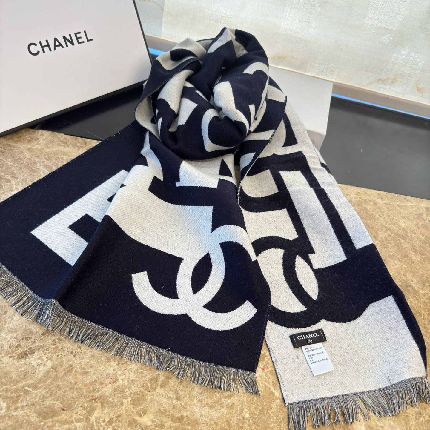 🆕香奶奶双面围巾，真香系列❗Chanel今年最火的款，几何图案搭配奶茶驼拼黑，海军蓝拼白，两个配色都超级