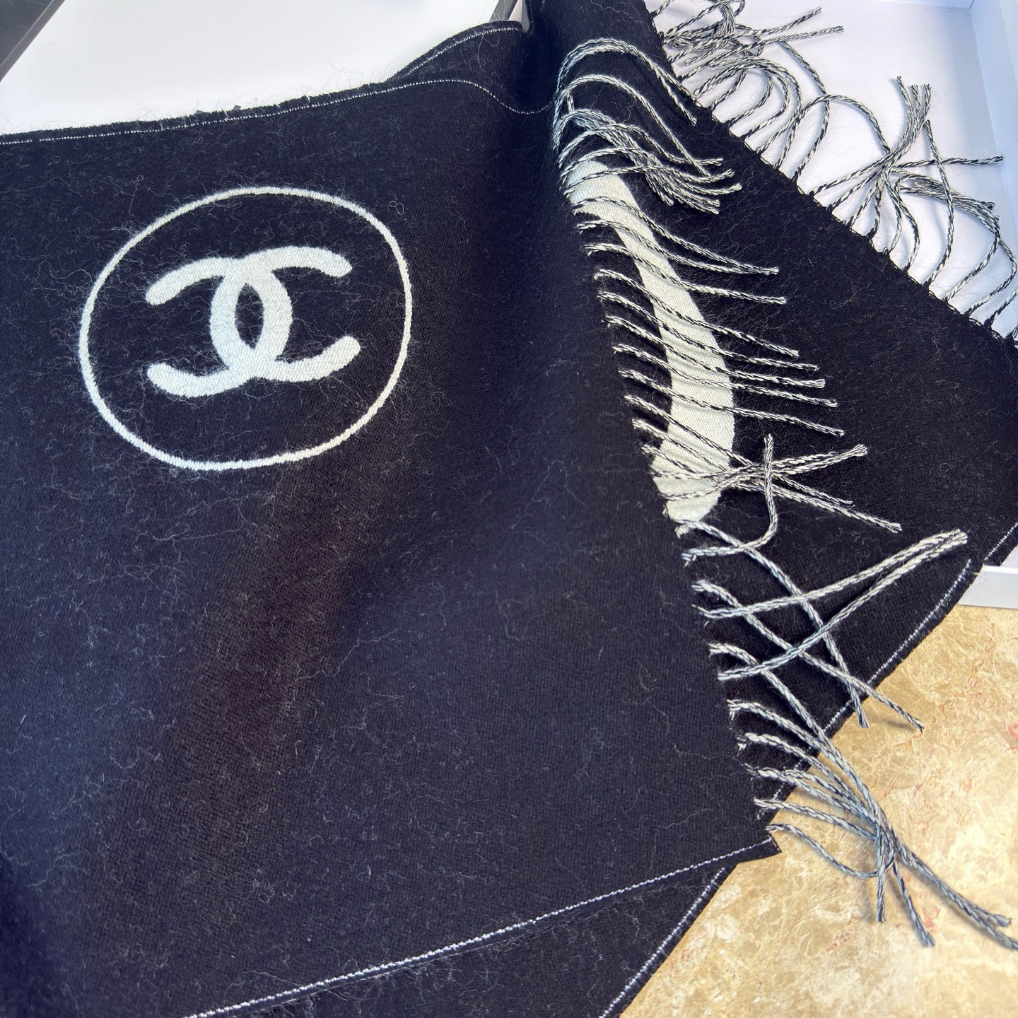 🆕Chanel · 香奈兒新品圍巾，這條必須推雖然是25C吊牌，但25。開始之後這條才進櫃有多種顏色可挑