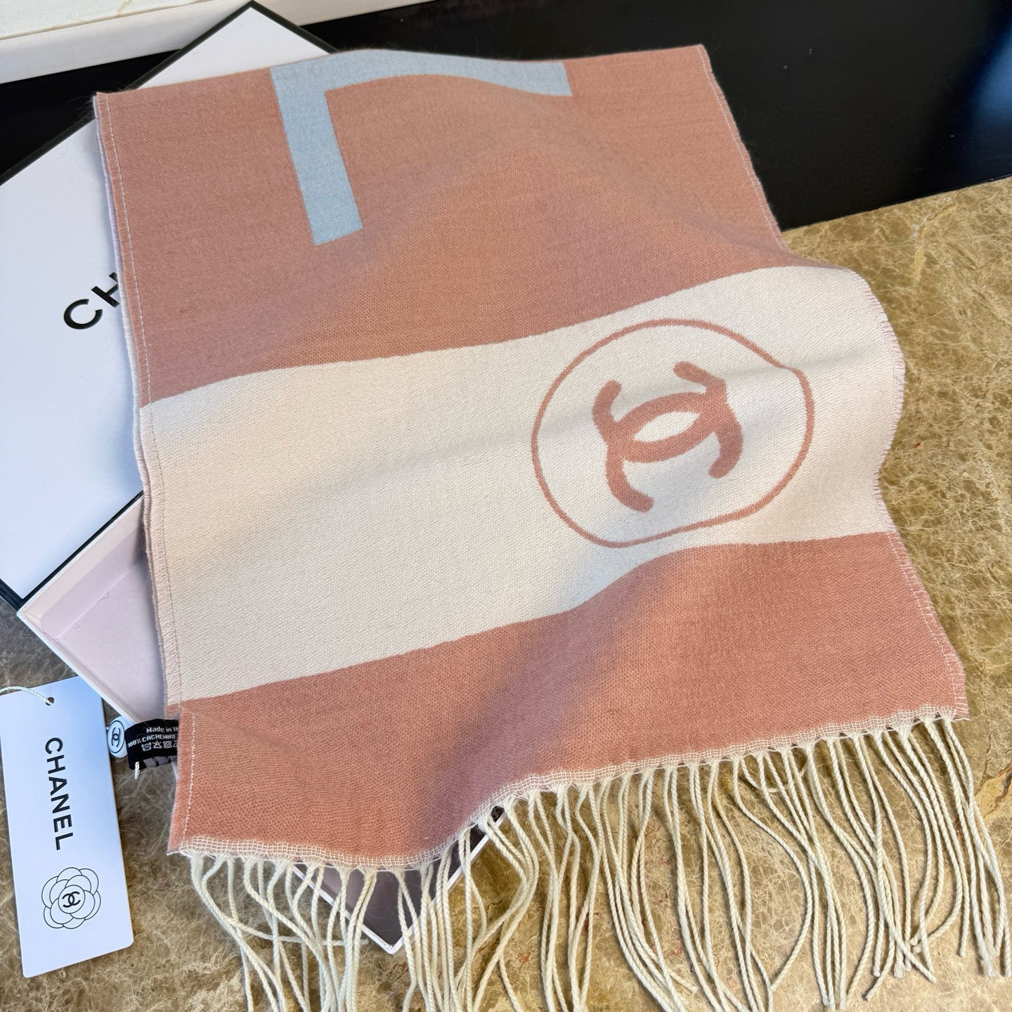 🆕Chanel · 香奈兒新品圍巾，這條必須推雖然是25C吊牌，但25。開始之後這條才進櫃有多種顏色可挑