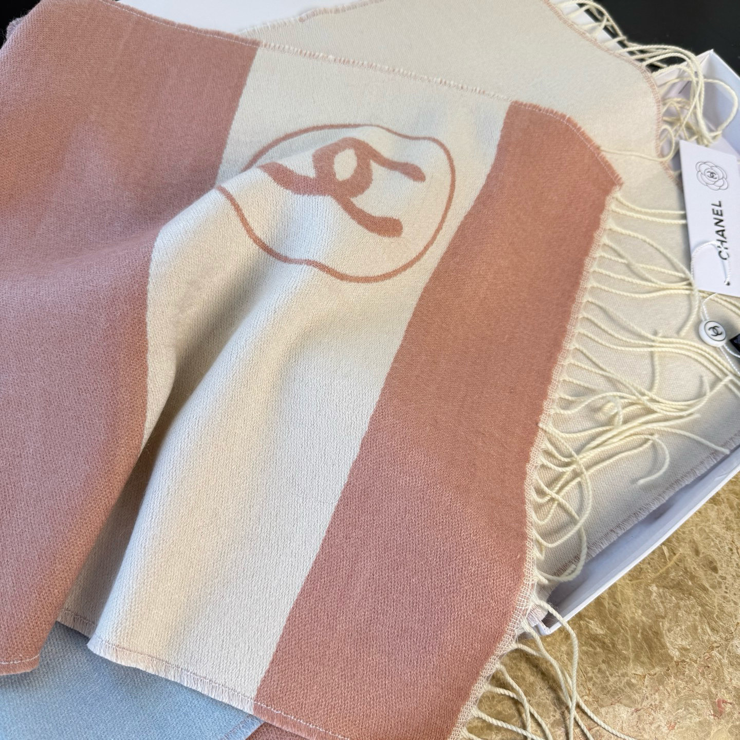 🆕Chanel · 香奈兒新品圍巾，這條必須推雖然是25C吊牌，但25。開始之後這條才進櫃有多種顏色可挑