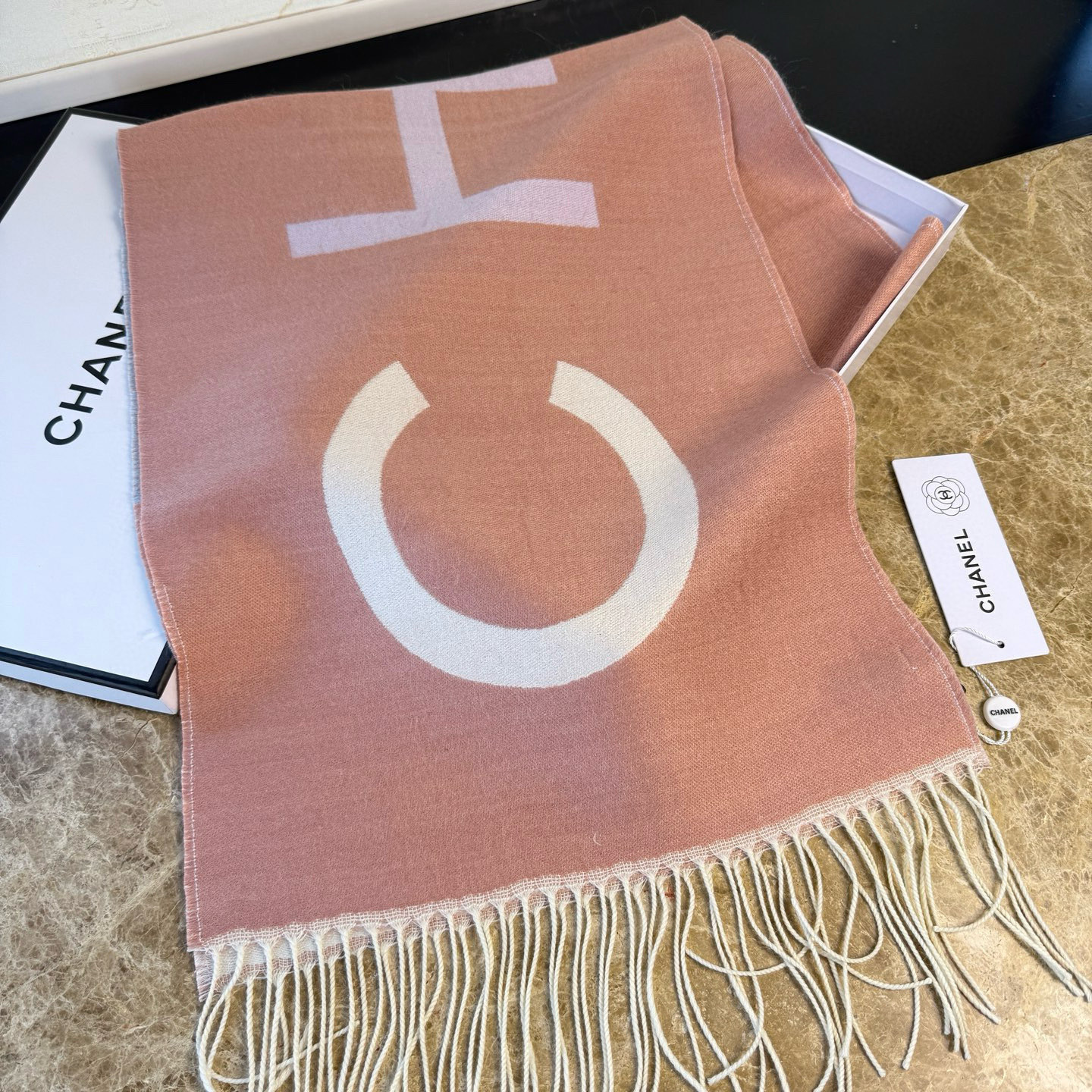 🆕Chanel · 香奈兒新品圍巾，這條必須推雖然是25C吊牌，但25。開始之後這條才進櫃有多種顏色可挑