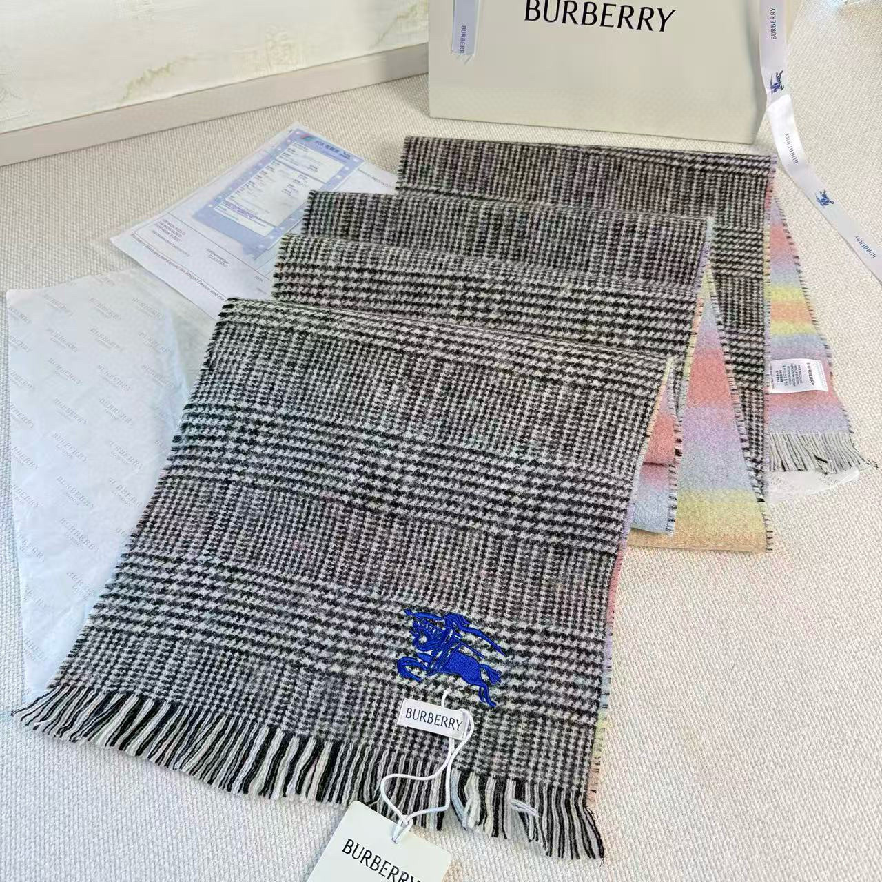 🆕 【▪Burberry · 巴宝莉双面格纹彩虹围巾❗️难得一见的温柔配色，低调又不失优雅❗】重点推荐❗