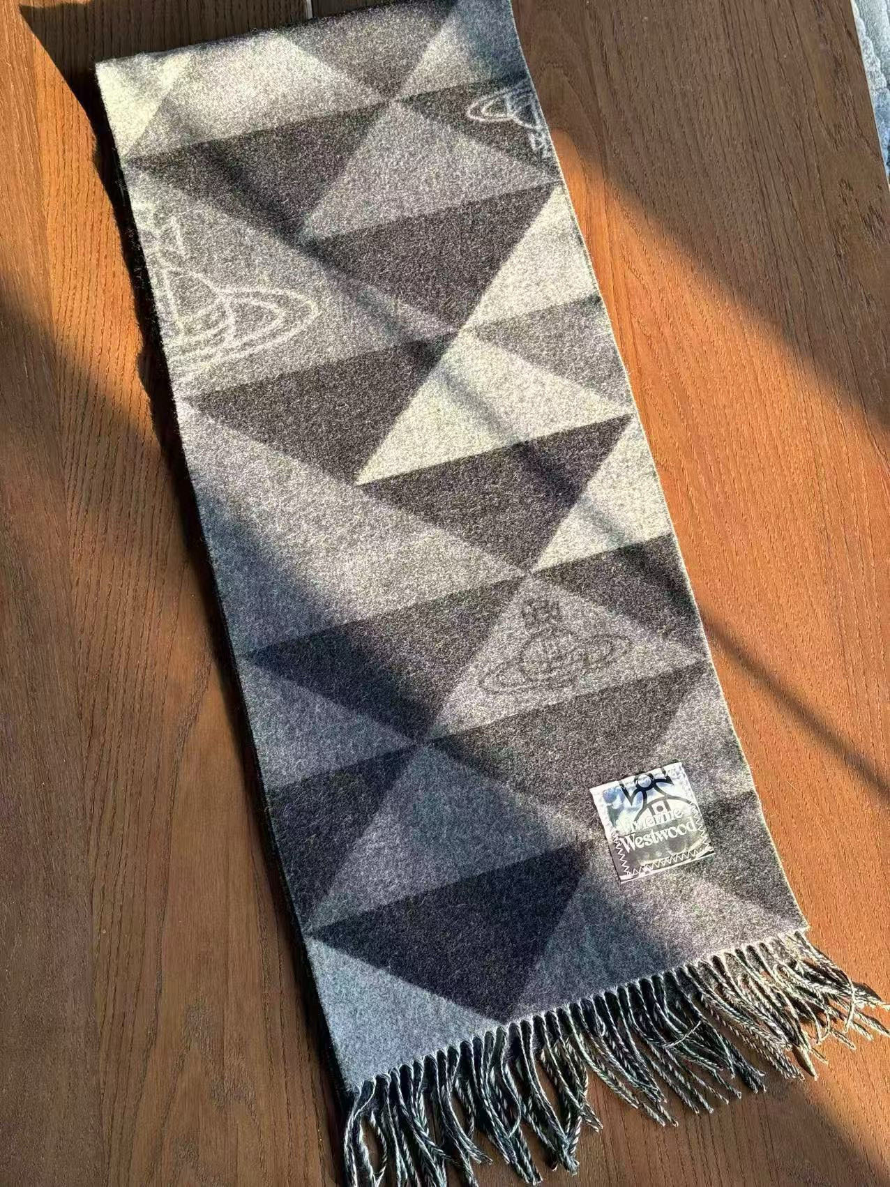 🆕𝐕𝐢𝐯𝐢𝐞𝐧𝐧𝐞 𝐖𝐞𝐬𝐭𝐰𝐨𝐨𝐝🪐顶级品质英国朋克教母“西太后”最爱的土星❗❗从精神上，Vivenn