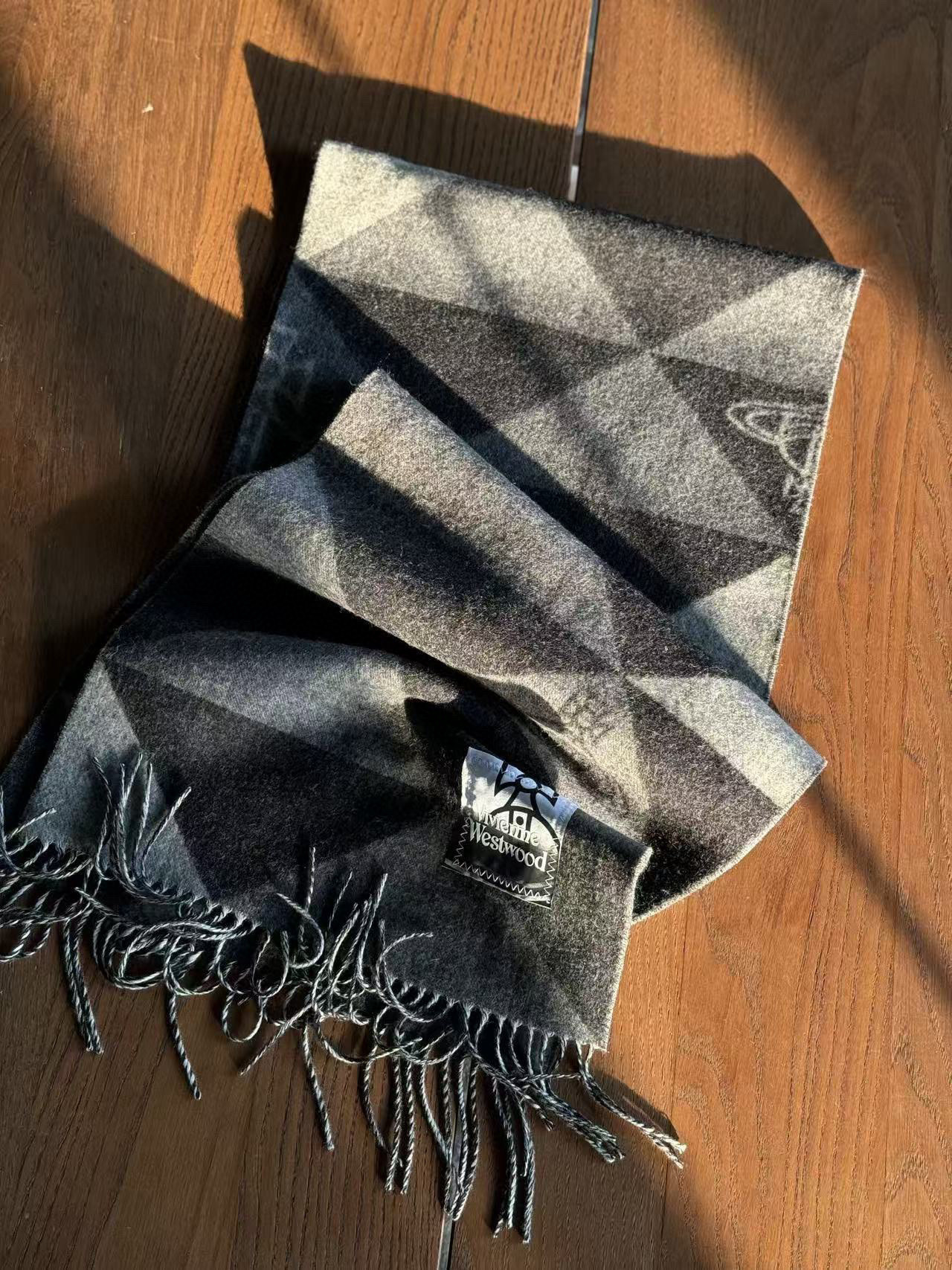 🆕𝐕𝐢𝐯𝐢𝐞𝐧𝐧𝐞 𝐖𝐞𝐬𝐭𝐰𝐨𝐨𝐝🪐顶级品质英国朋克教母“西太后”最爱的土星❗❗从精神上，Vivenn