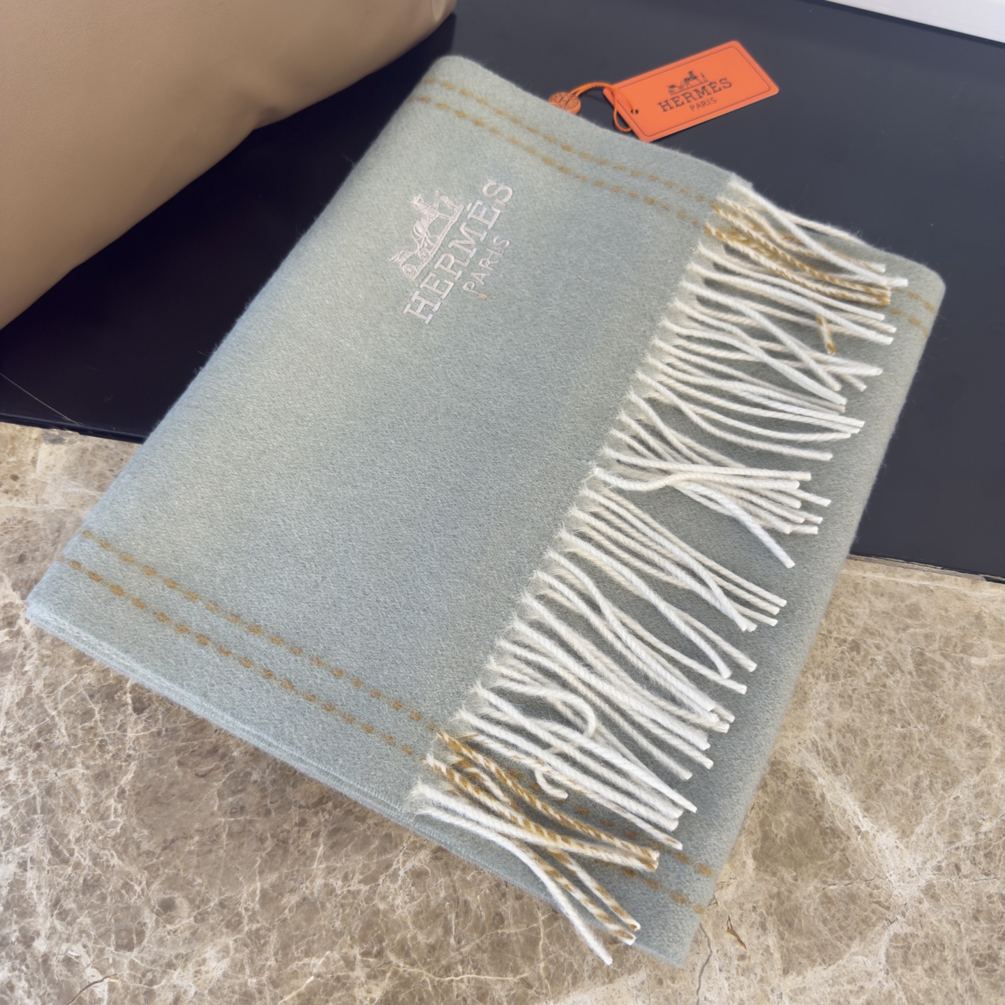 🆕 【▪Hermes · 爱马仕，大H难得一见的温柔配色，低调又不失优雅❗️】重点推荐❗️双面配色，新增