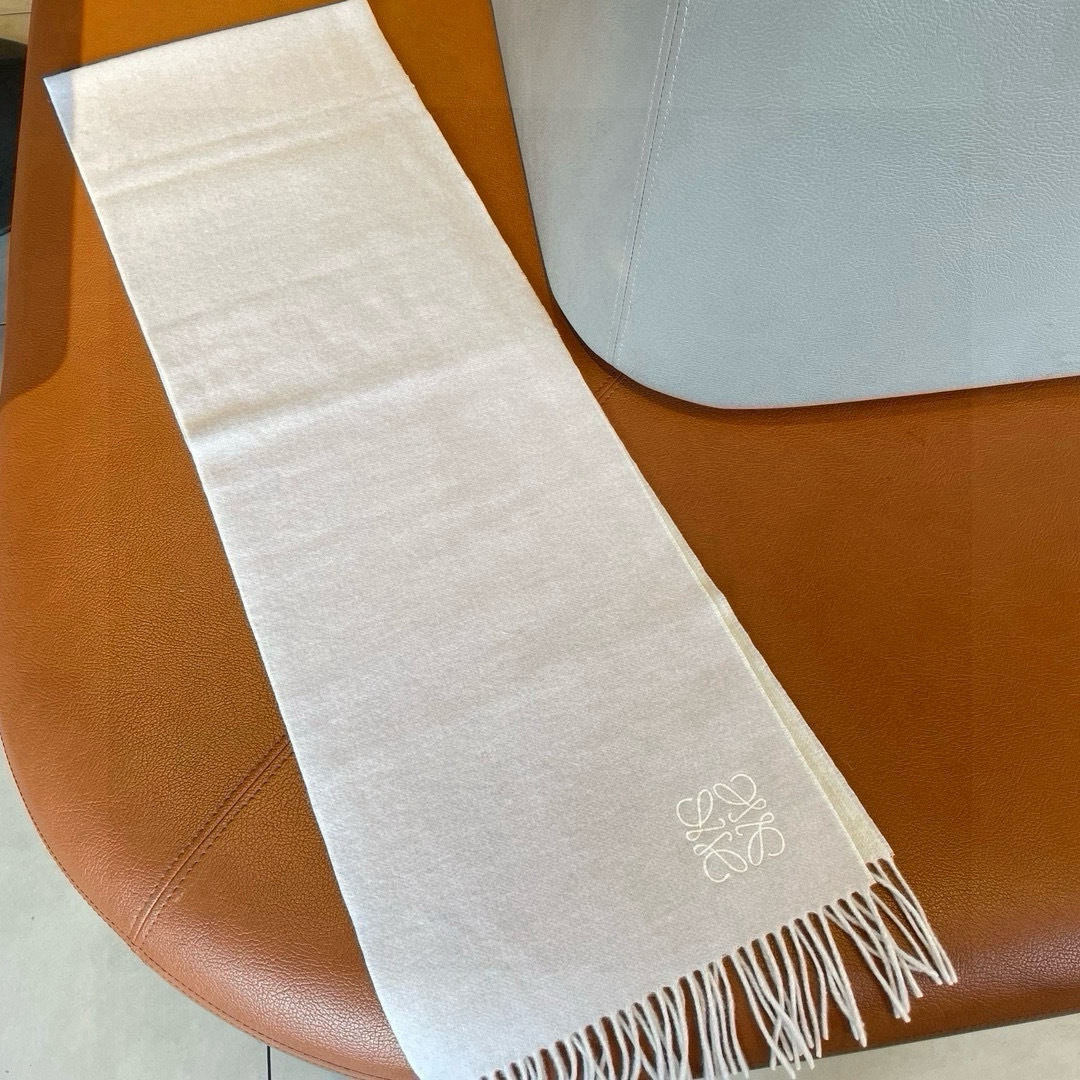 🆕 【▪▪ Loewe · 罗意威️难得一见的温柔配色，低调又不失优雅❗️】重点推荐❗️双面配色，一条围