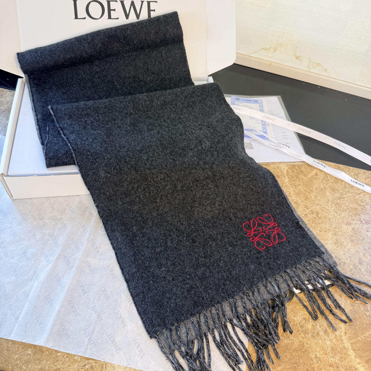 🆕 【▪▪ Loewe · 罗意威️难得一见的温柔配色，低调又不失优雅❗️】重点推荐❗️双面配色，一条围