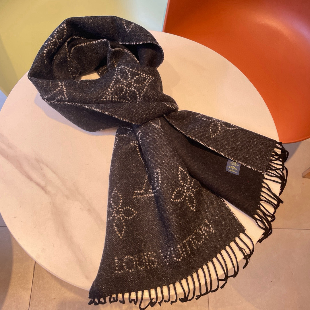 Louis Vuitton Vuitton新款双面围巾，Mahina Flight Mode 围巾一面采用提花工艺织就