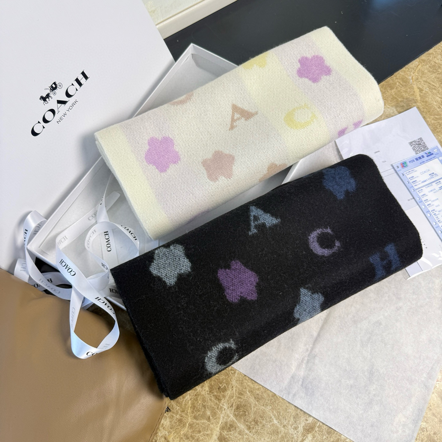 🆕COACH · 蔻驰男女通用彩条围巾❗️也太好看了吧！不仅有颜值还有品质，95%绵羊毛+5%山羊绒，手