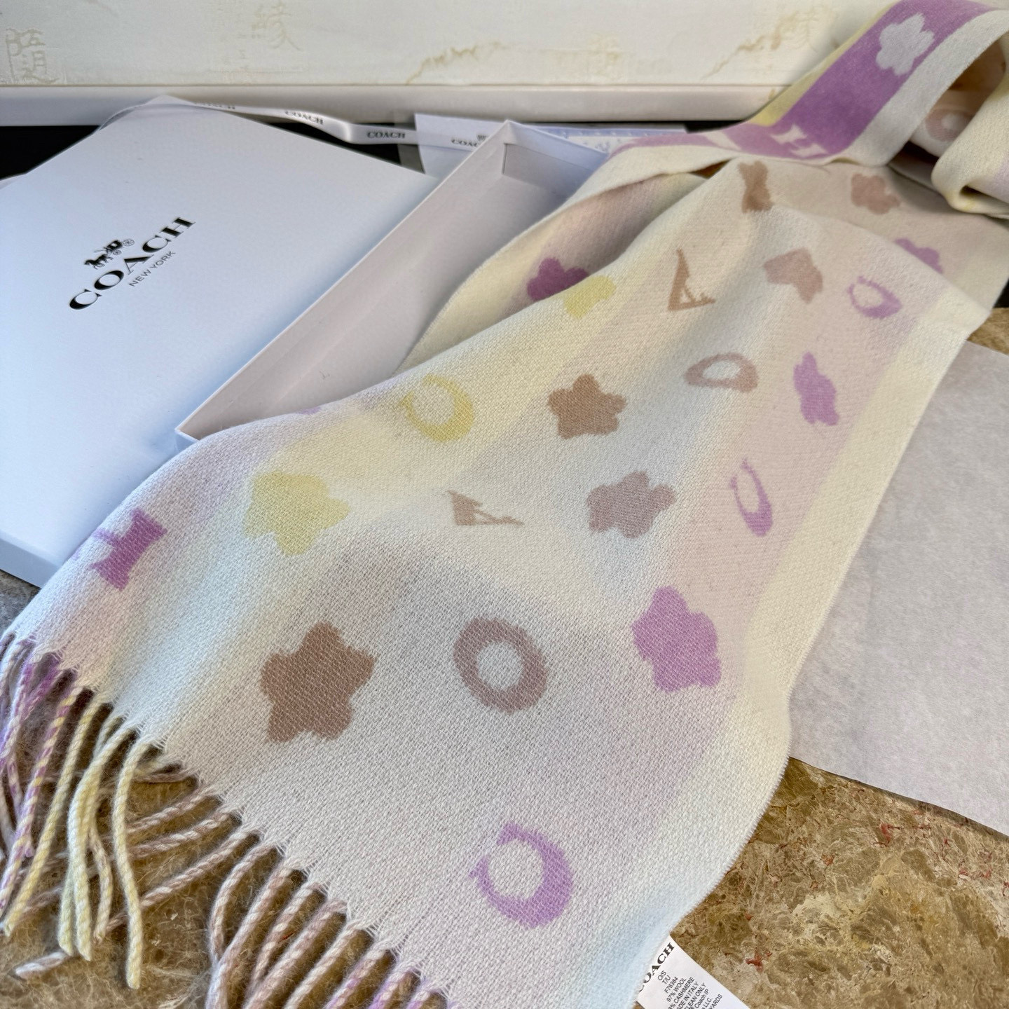 🆕COACH · 蔻驰男女通用彩条围巾❗️也太好看了吧！不仅有颜值还有品质，95%绵羊毛+5%山羊绒，手