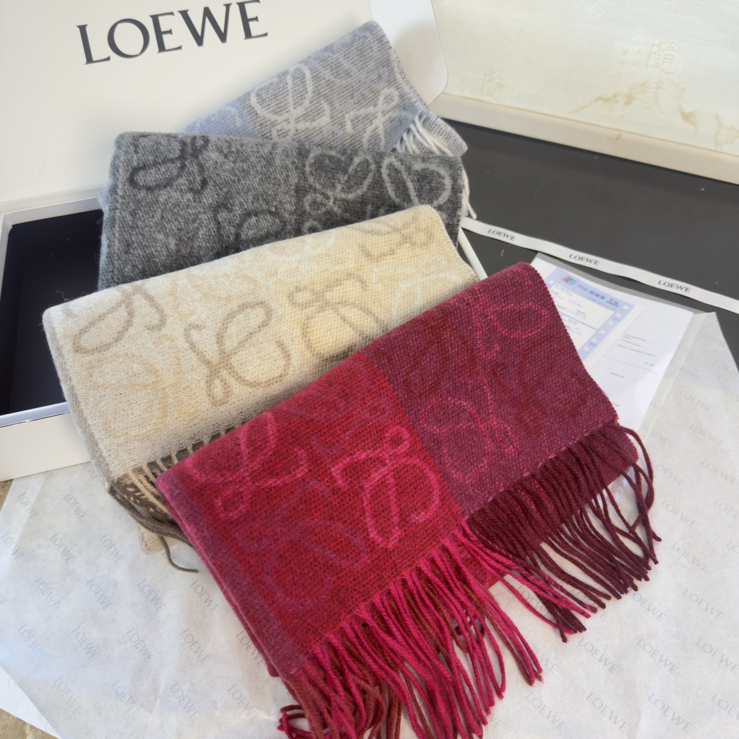 Loewe 罗意威【双色棋盘格长巾】很幸運拿到這個品牌的東西 真的不多見 很少在國內做訂單