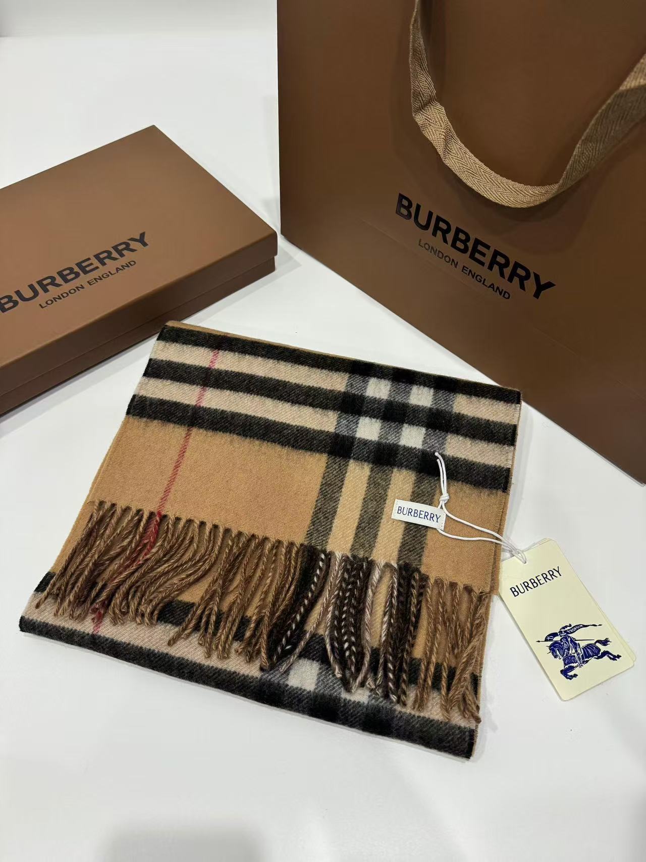 🆕Burberry · B字形盾牌❗️B家双面围巾❗好看的要疯掉了，太有型太有魅力了❗❗非常斯文时尚的秋