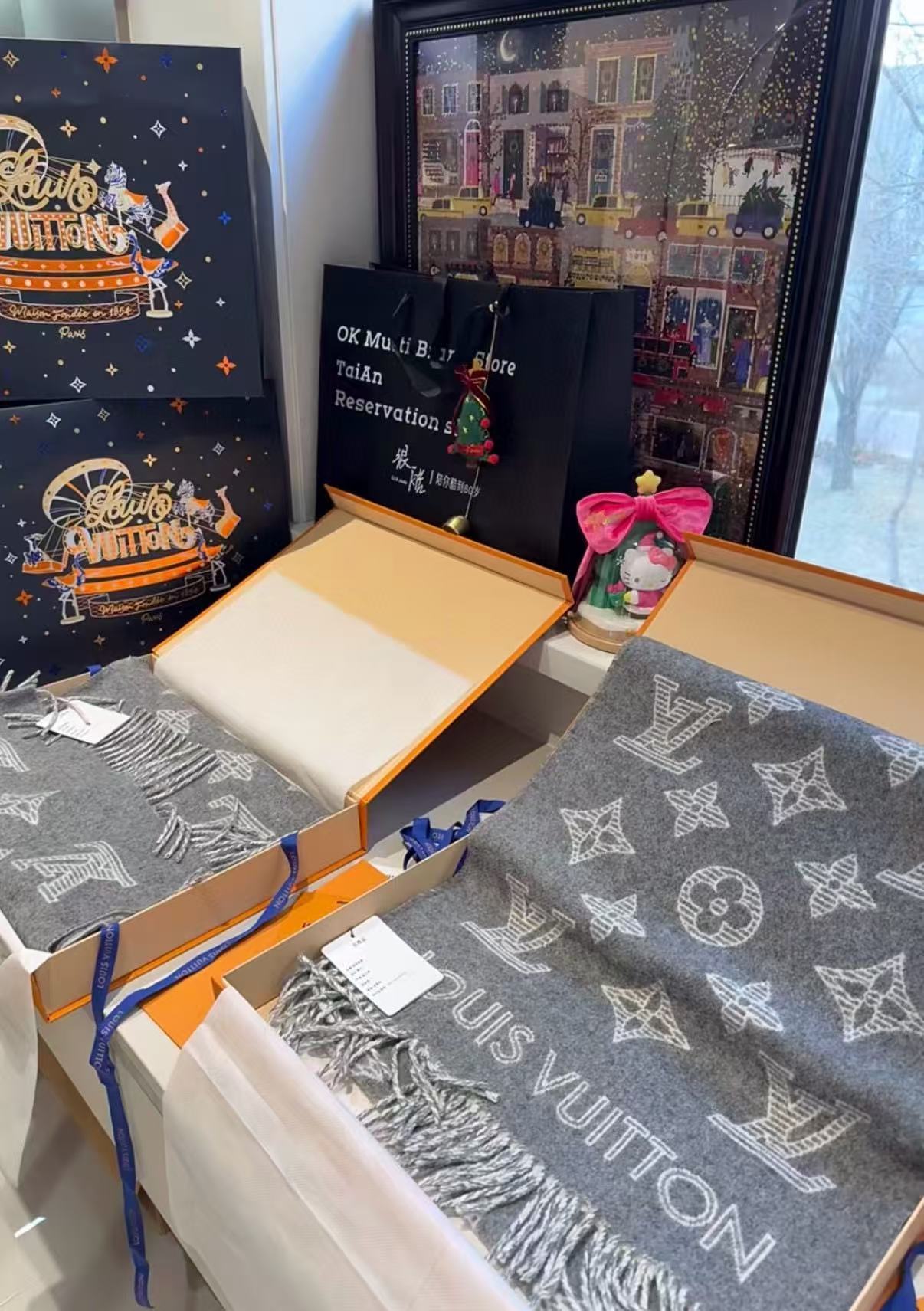 🆕Louis Vuitton （路易威登）Essential Shine 围巾将金属纤维织入 Monog