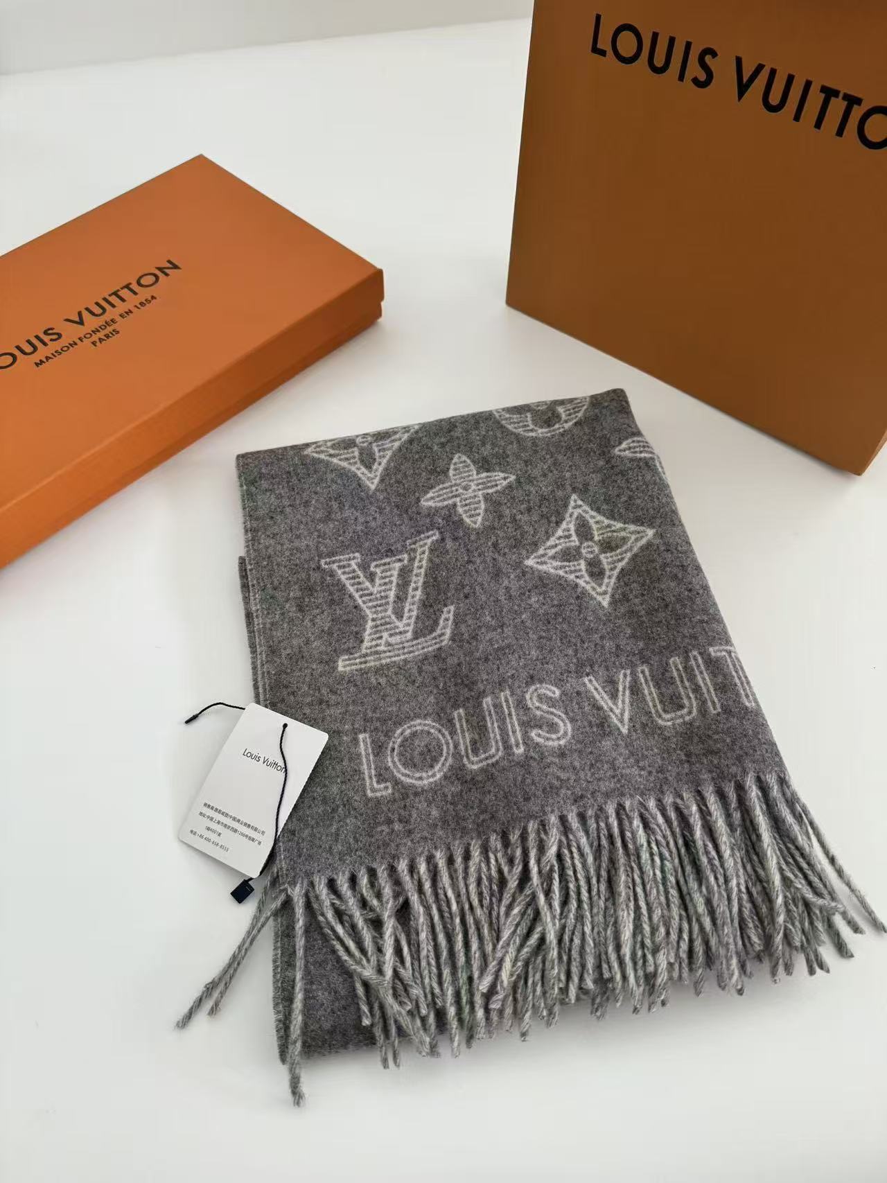 🆕Louis Vuitton （路易威登）Essential Shine 围巾将金属纤维织入 Monog
