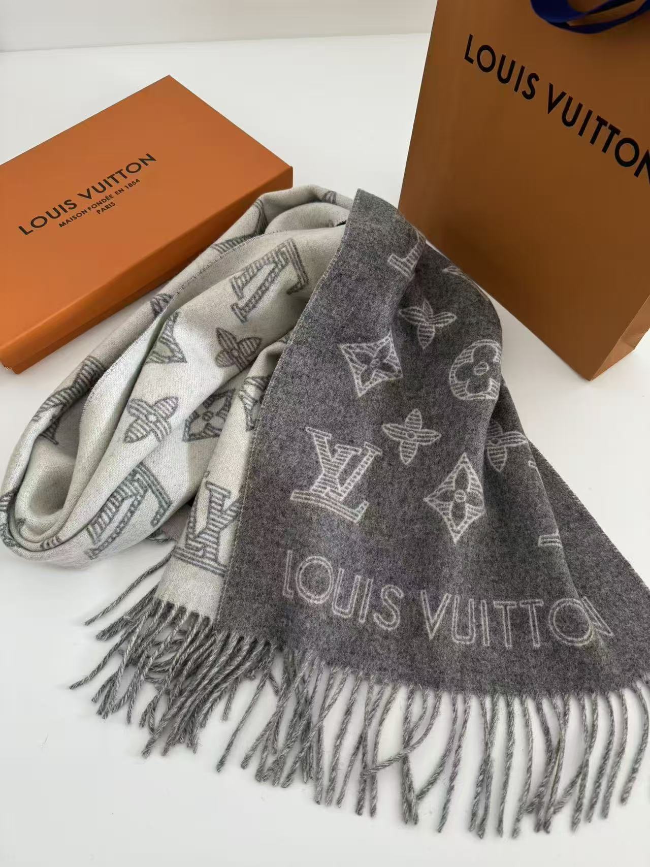 🆕Louis Vuitton （路易威登）Essential Shine 围巾将金属纤维织入 Monog