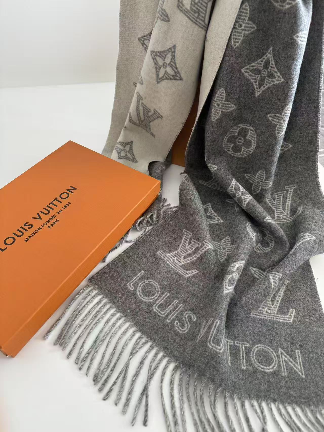 🆕Louis Vuitton （路易威登）Essential Shine 围巾将金属纤维织入 Monog