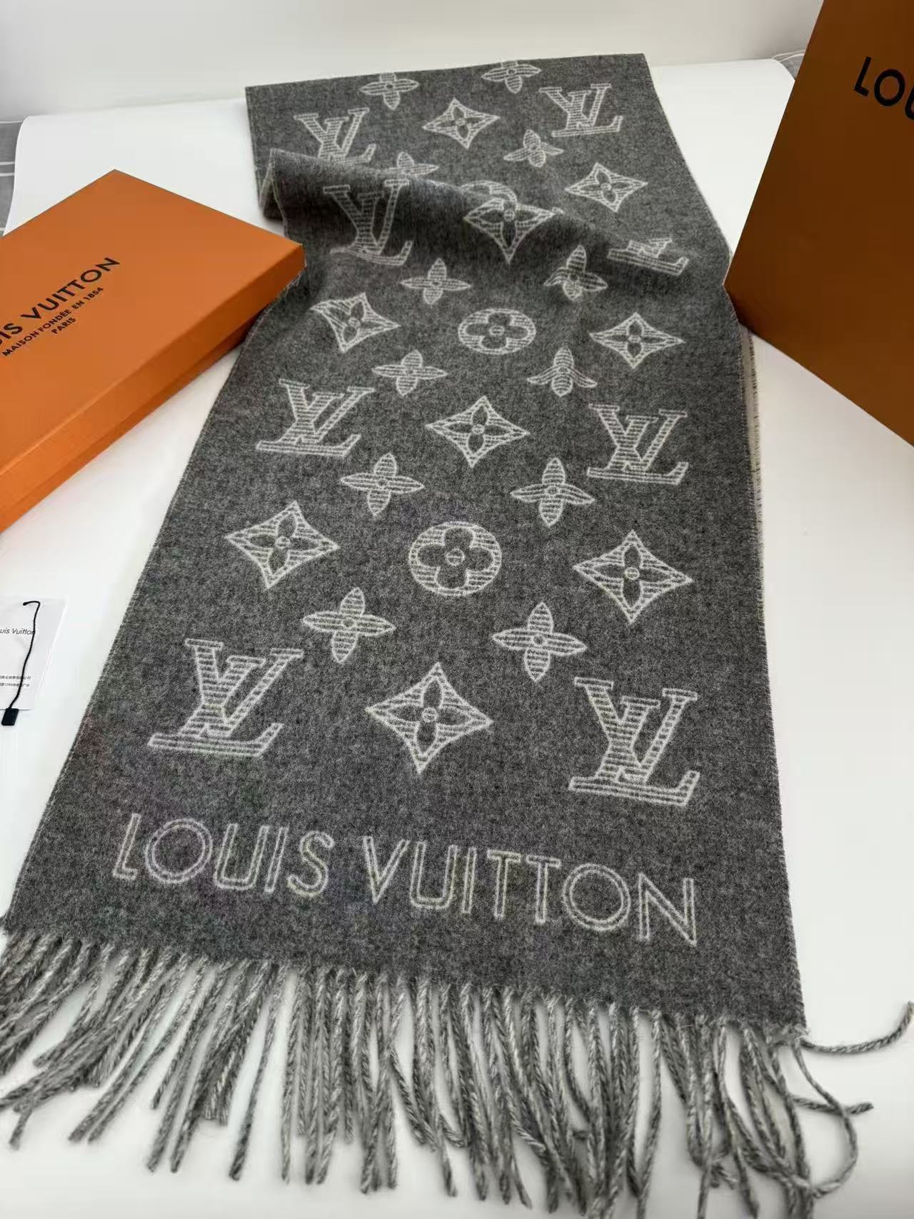 🆕Louis Vuitton （路易威登）Essential Shine 围巾将金属纤维织入 Monog