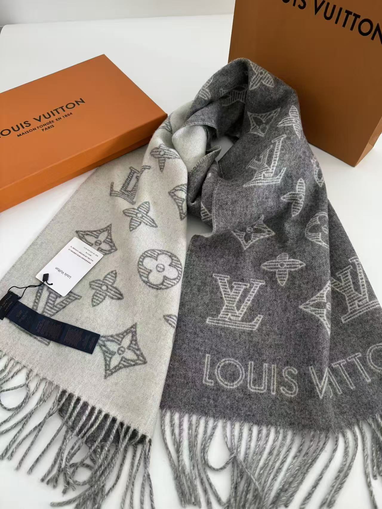 🆕Louis Vuitton （路易威登）Essential Shine 围巾将金属纤维织入 Monog