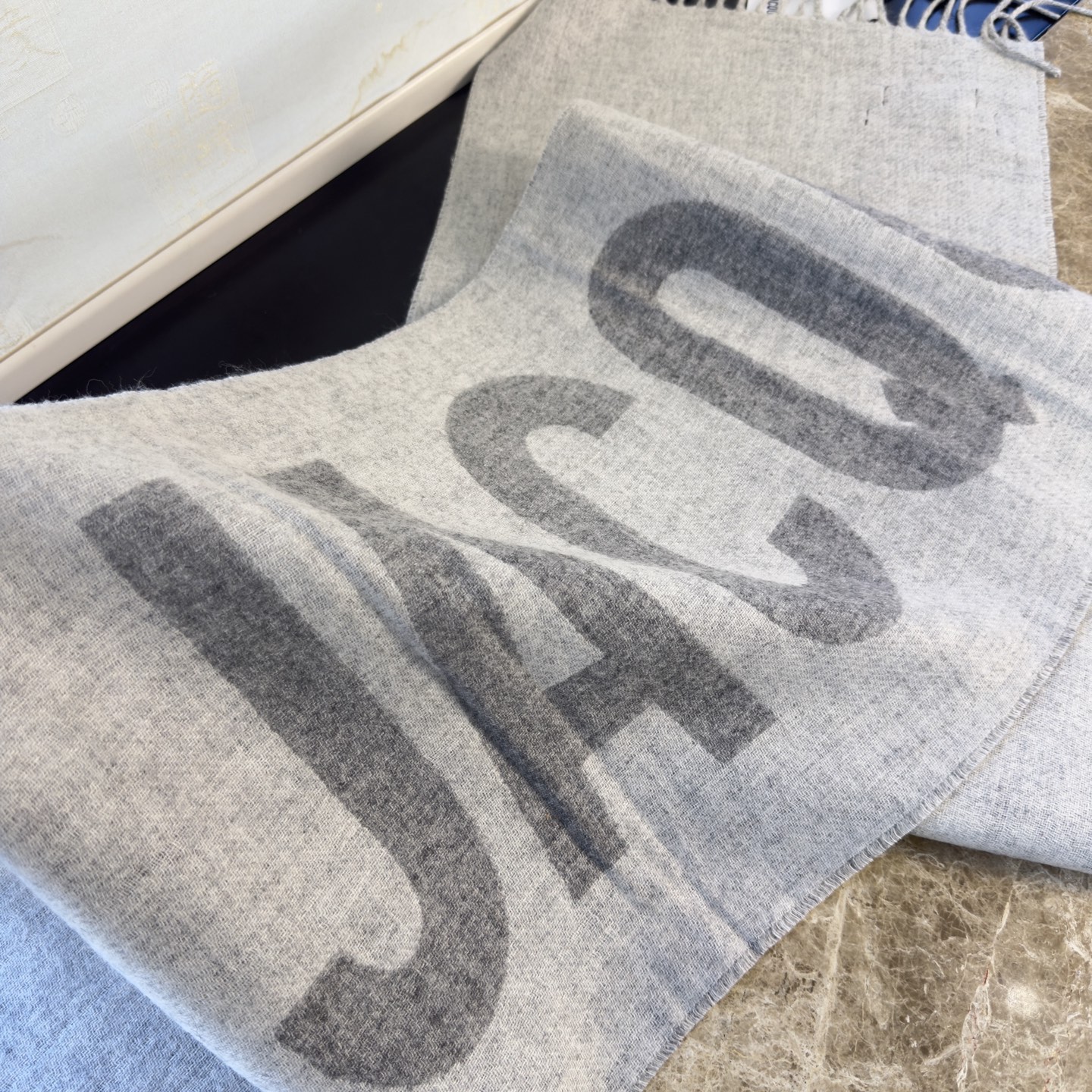 🆕JACQUEMUS双面围巾❗今年真的被疯狂种草 今年冬天就非宠这条 好看的要疯掉了，太有型太有魅力了❗