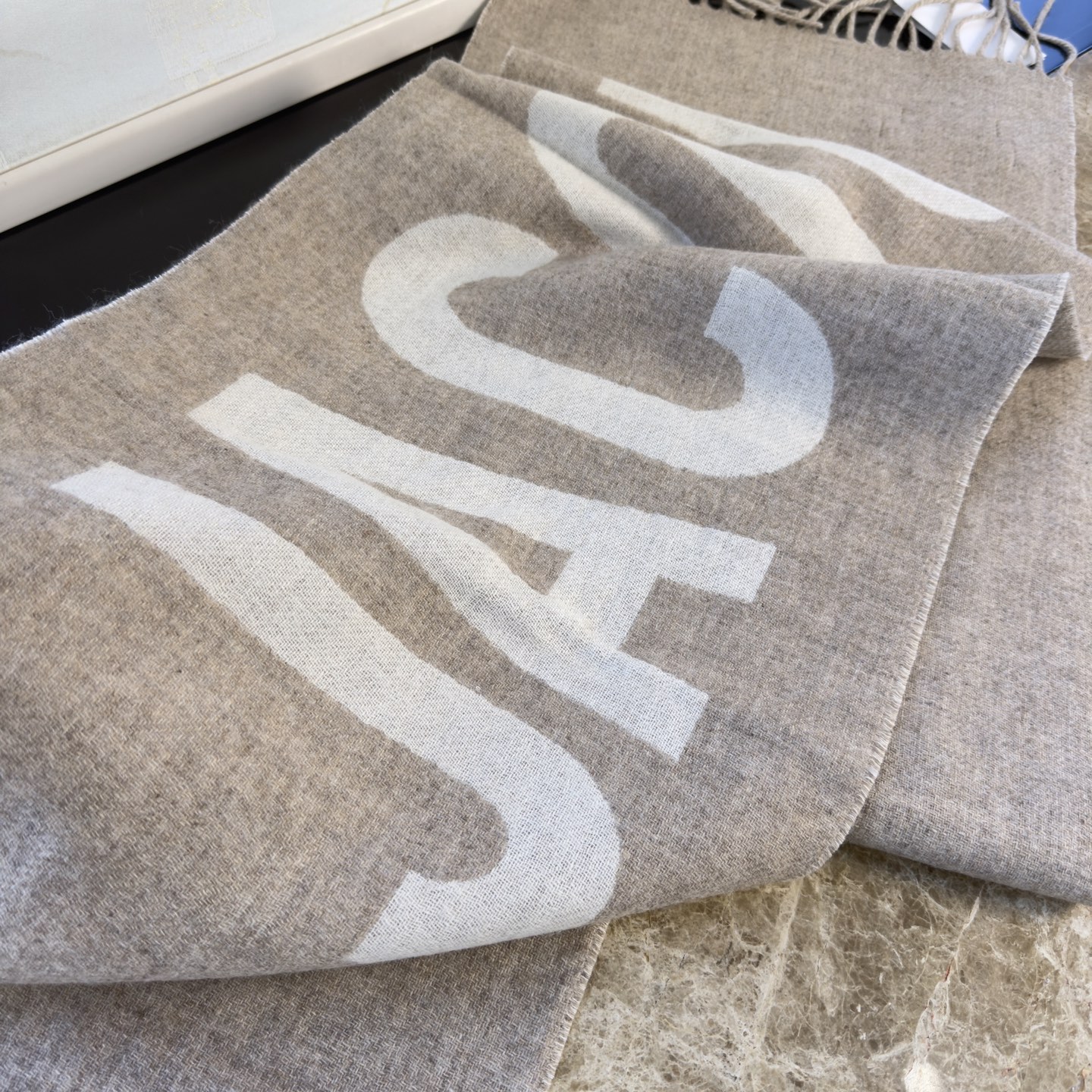 🆕JACQUEMUS双面围巾❗今年真的被疯狂种草 今年冬天就非宠这条 好看的要疯掉了，太有型太有魅力了❗