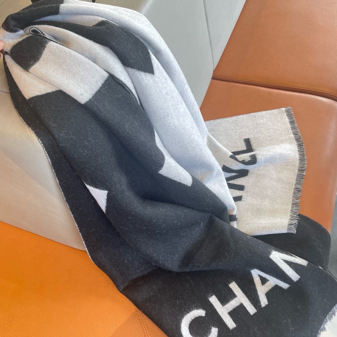 Chanel 款羊绒披肩 直接出欧洲的 正儿八经的 订单…和大货一起出来 不用多流弊的文字 它是全世界最好的Chanel