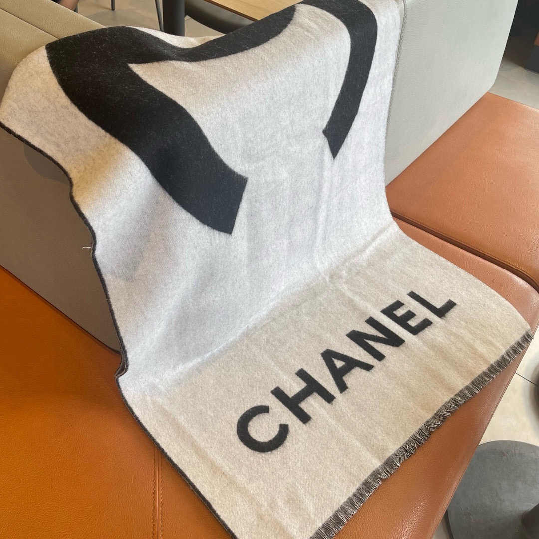 Chanel 款羊绒披肩 直接出欧洲的 正儿八经的 订单…和大货一起出来 不用多流弊的文字 它是全世界最好的Chanel