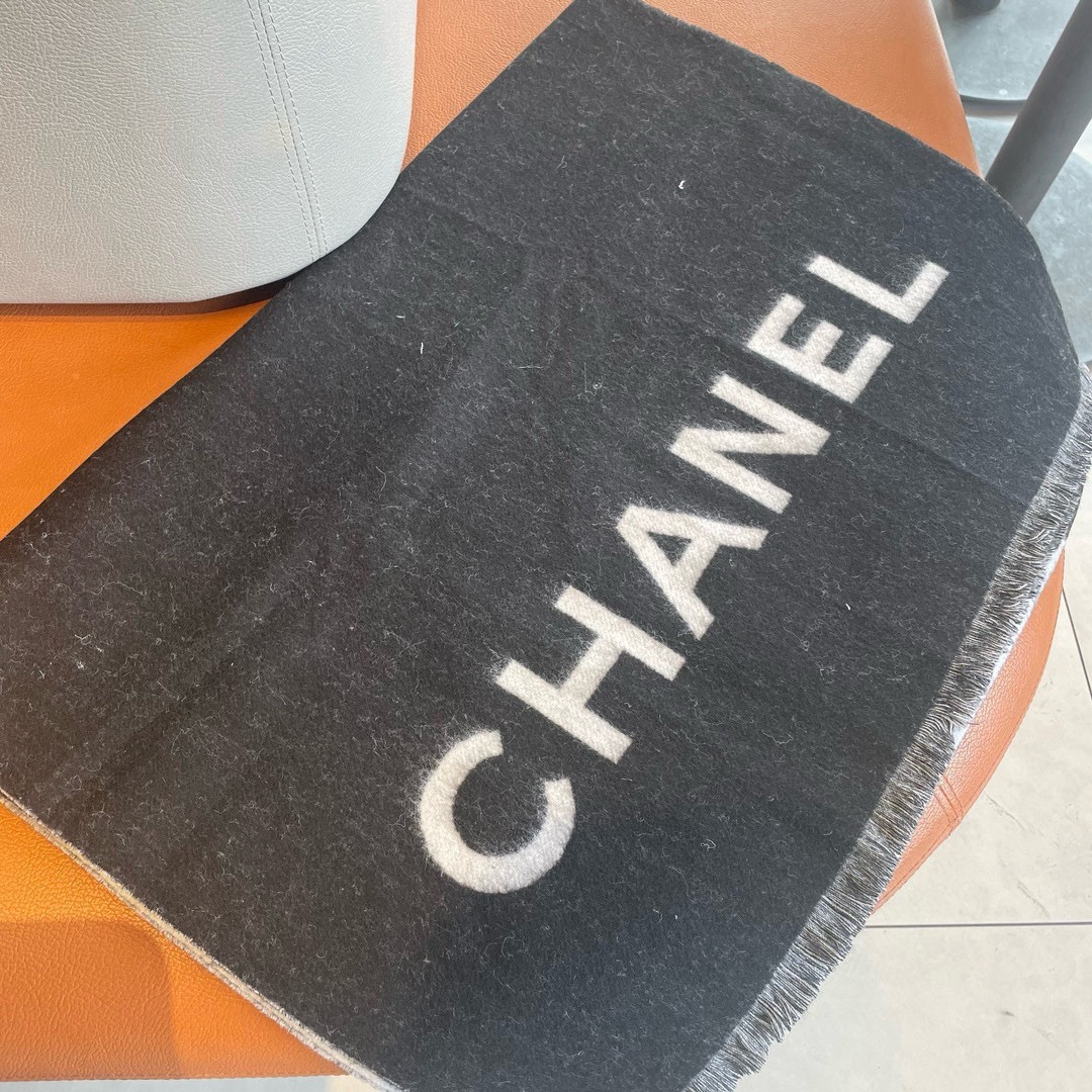 Chanel 款羊绒披肩 直接出欧洲的 正儿八经的 订单…和大货一起出来 不用多流弊的文字 它是全世界最好的Chanel