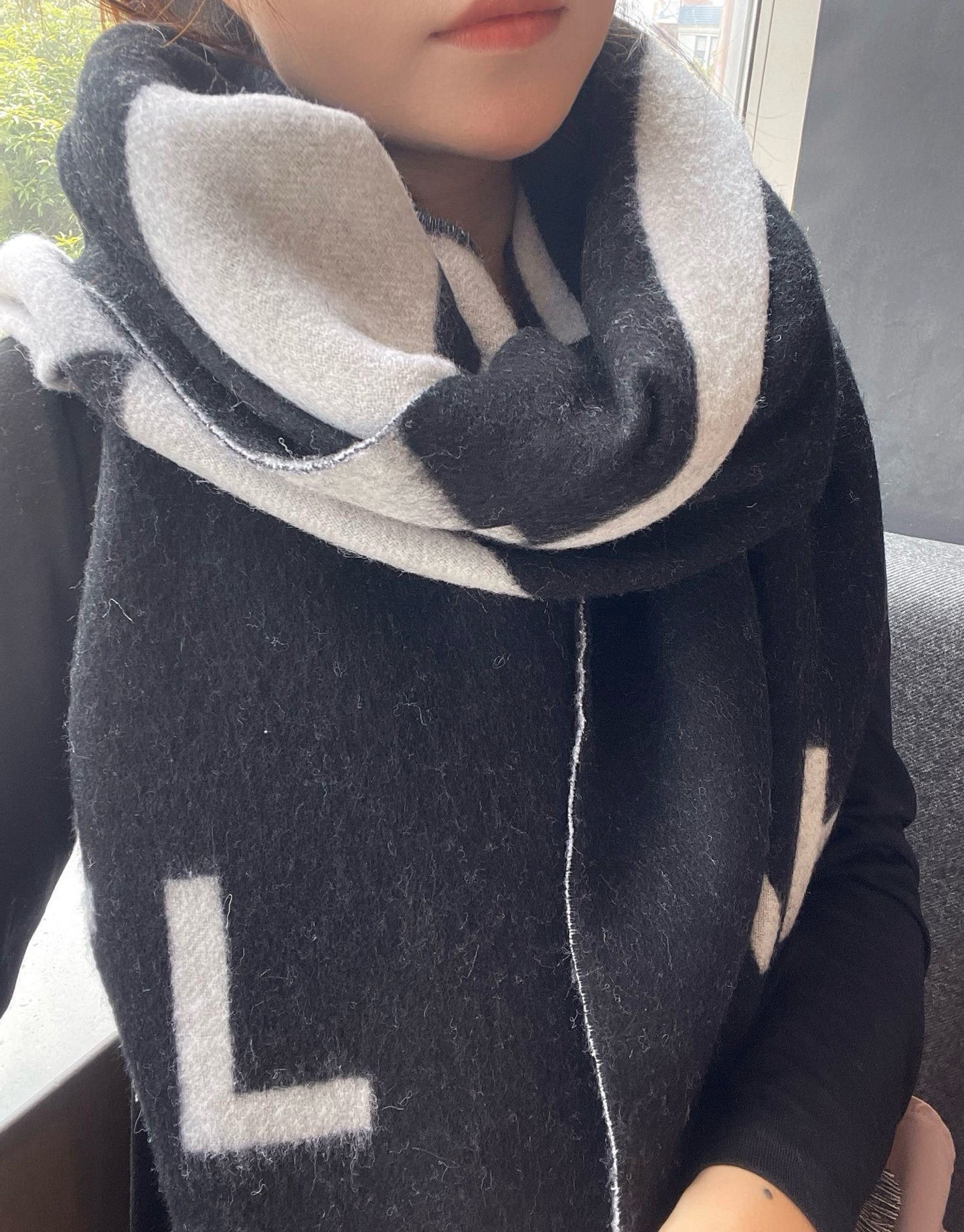 Chanel 款羊绒披肩 直接出欧洲的 正儿八经的 订单…和大货一起出来 不用多流弊的文字 它是全世界最好的Chanel