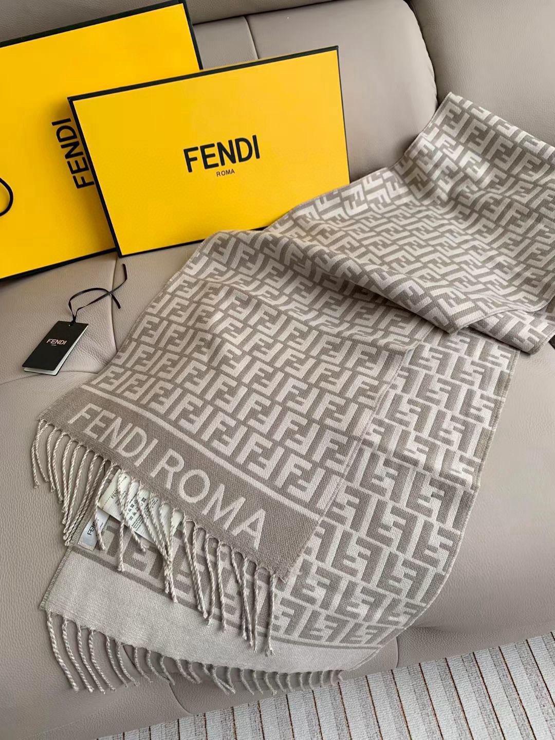 Fendi Fendi今年最火的围巾 全世界都在抢的老花FF字母款 主打的限量大 ‼ 也是有钱也很难买到的好玩意儿‼ 正儿八经的好东西