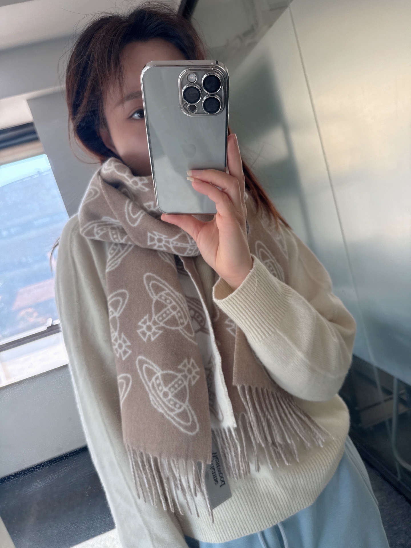 Vivienne Westwood 𝐖𝐞𝐬𝐭𝐰𝐨𝐨𝐝 大土星新款围巾 vivienne westwood西太后土星 英国时装设计师