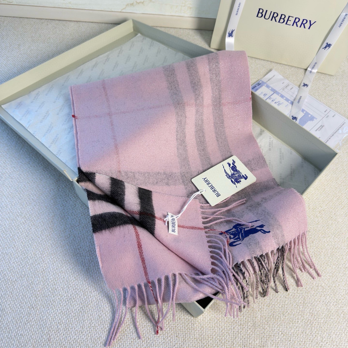 Burberry Burberry双面格纹金属线羊绒围巾 奢华 一面是 羊绒格纹 一面是金银丝镶嵌的纯色