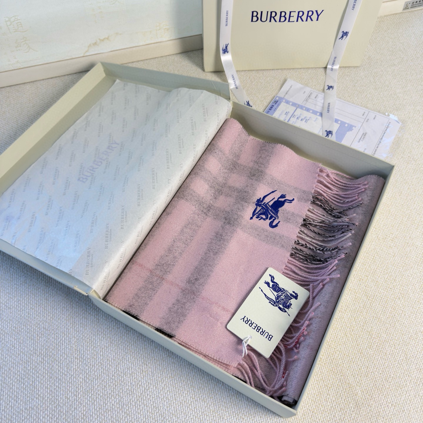Burberry Burberry双面格纹金属线羊绒围巾 奢华 一面是 羊绒格纹 一面是金银丝镶嵌的纯色
