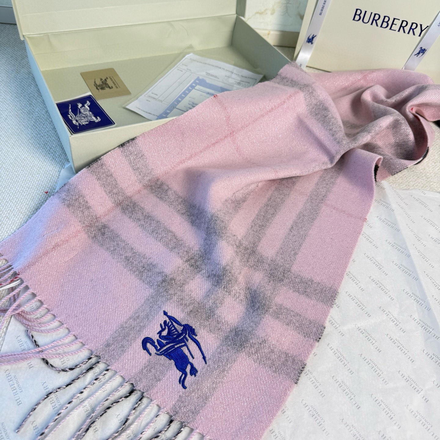 Burberry Burberry双面格纹金属线羊绒围巾 奢华 一面是 羊绒格纹 一面是金银丝镶嵌的纯色